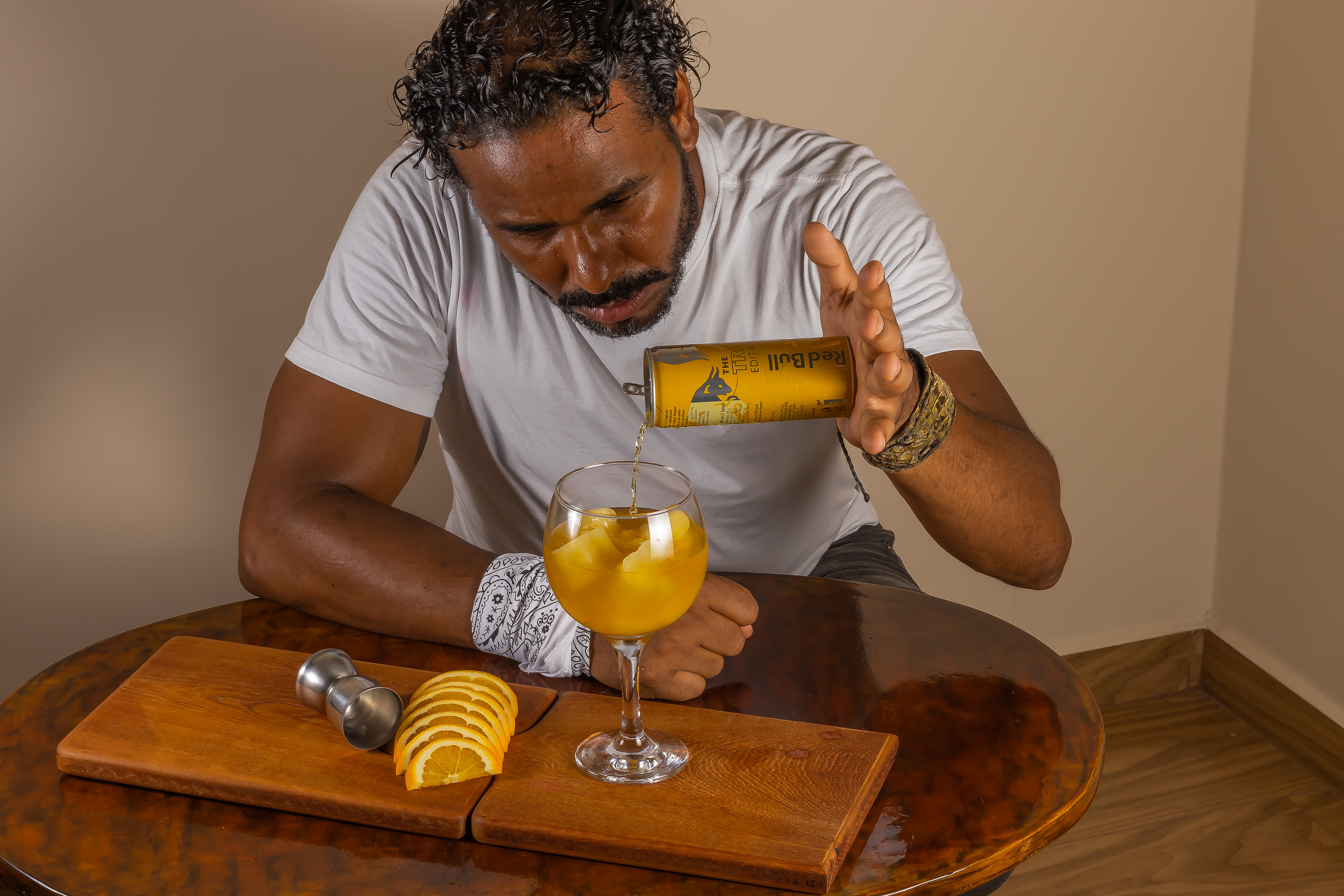 Foto do barman montando gin.