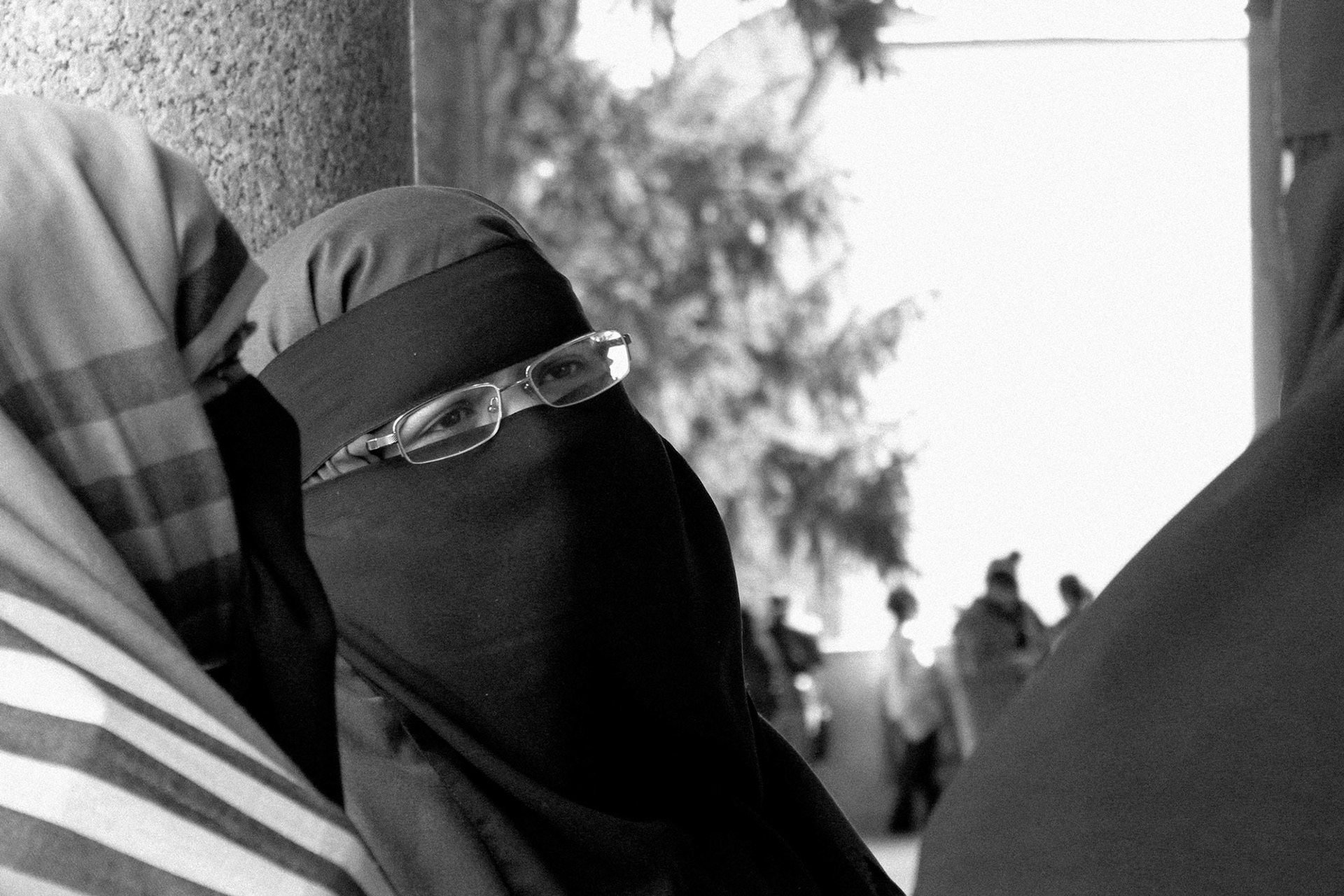 Woman in niqab discussing with her friends - Istanbul, Turkey © Fotis Providas
