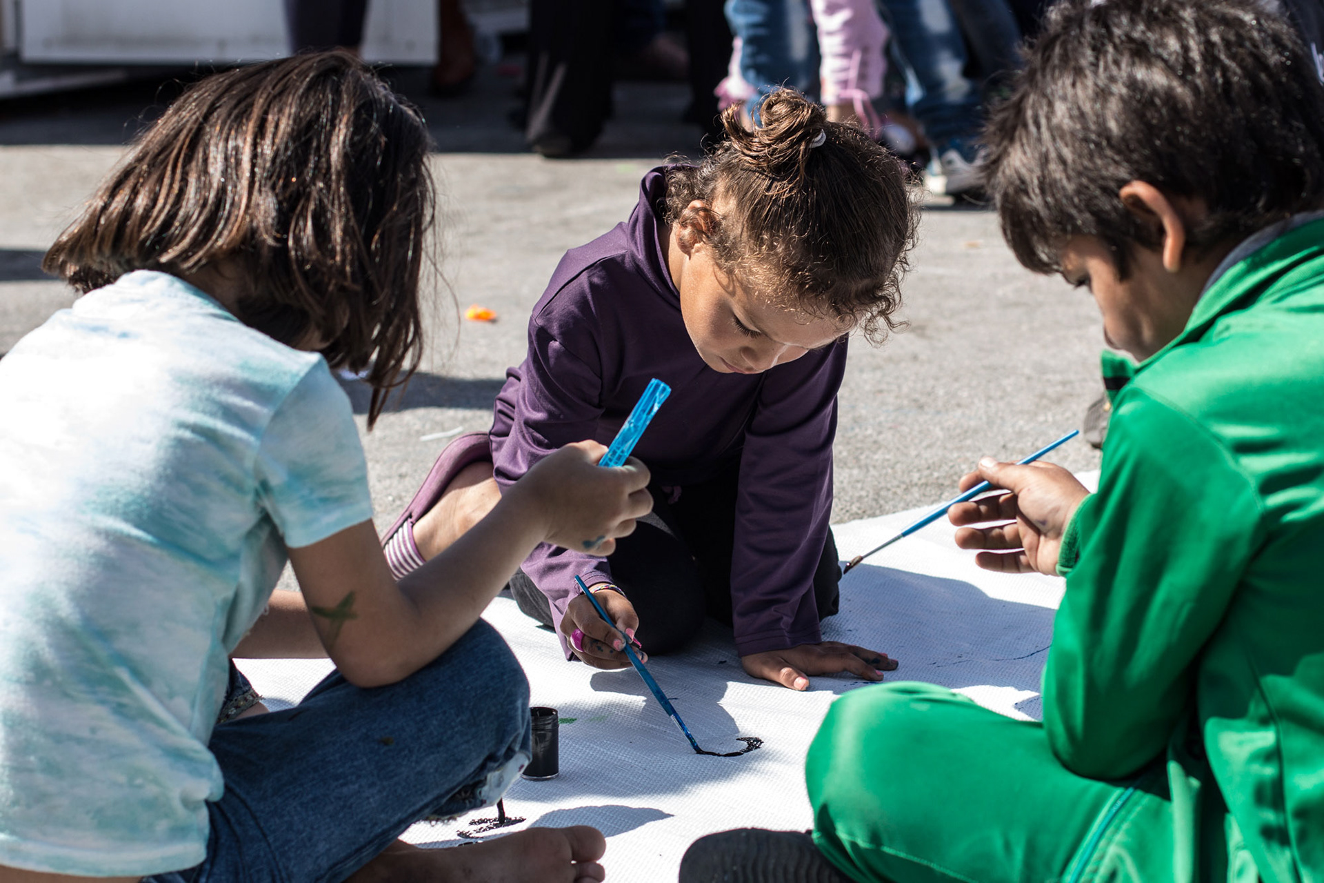 Refugee children painting together - Piraeus, Greece © Fotis Providas