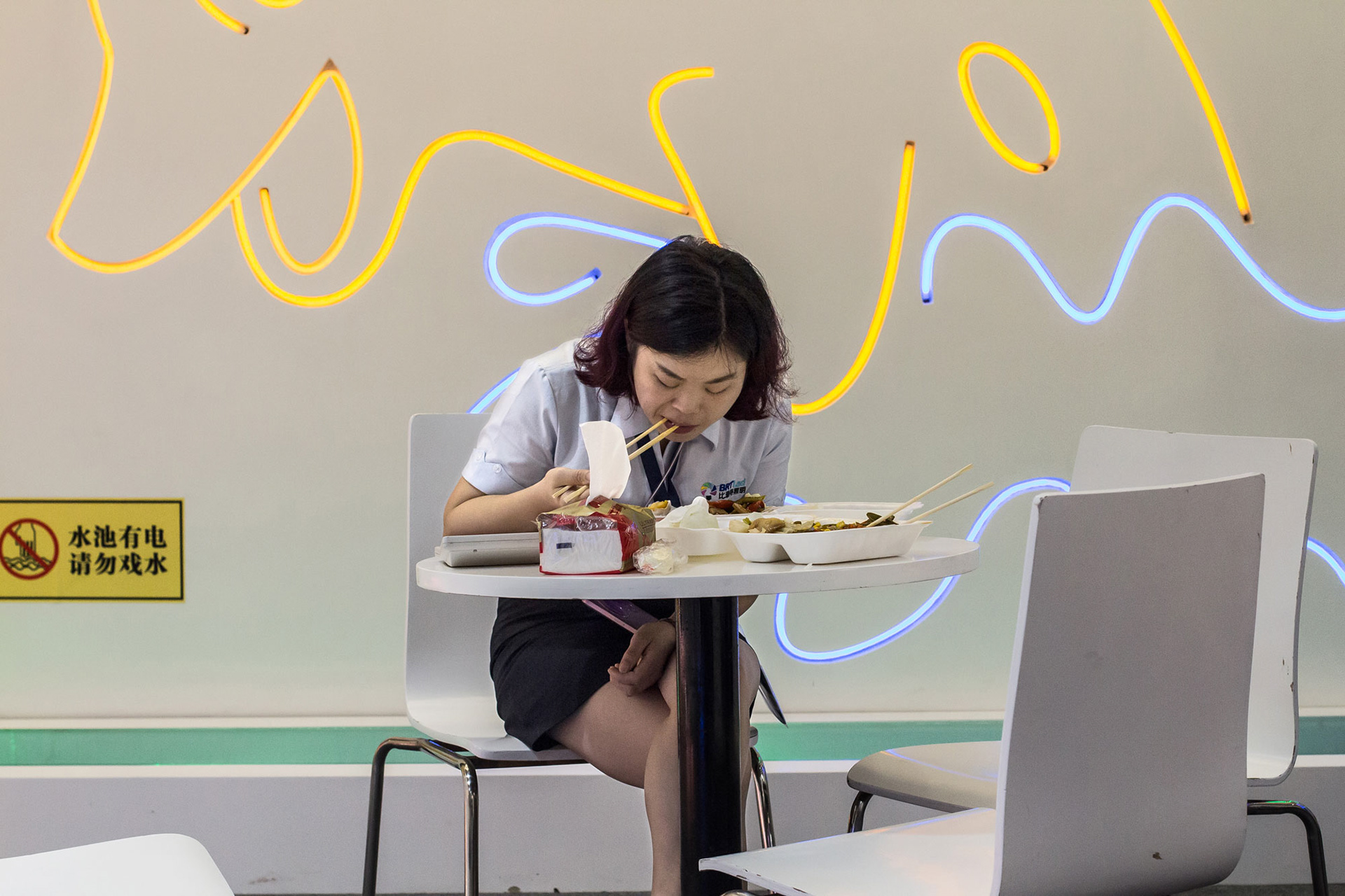 Lighting exhibition employee during her lunch break - Guangzhou, China © 2020 Fotis Providas