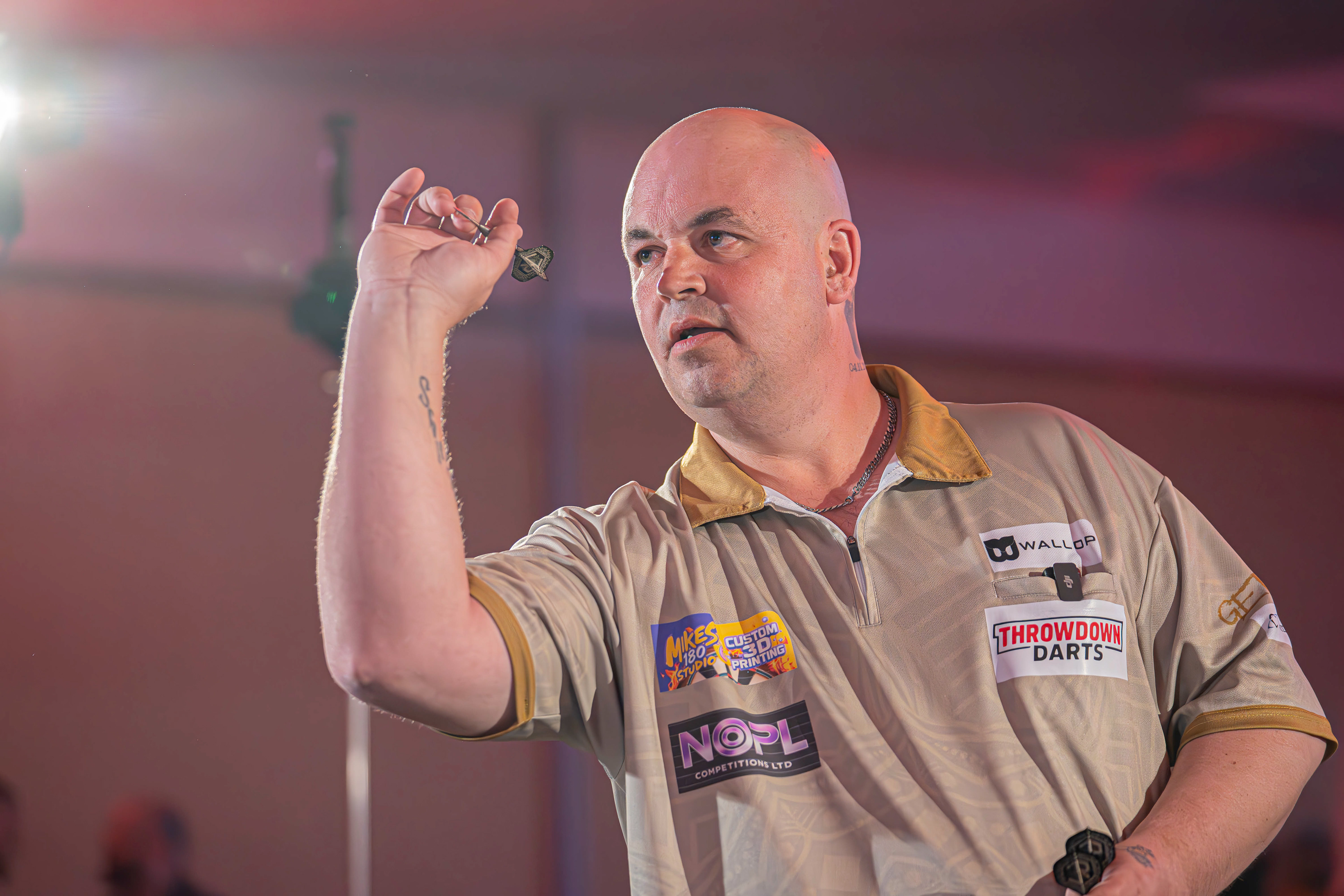 JRDarts warming up on the Throwdown stage before taking on Damon Heta at the Copthorne Hotel, Brierley Hill. 27/03/26