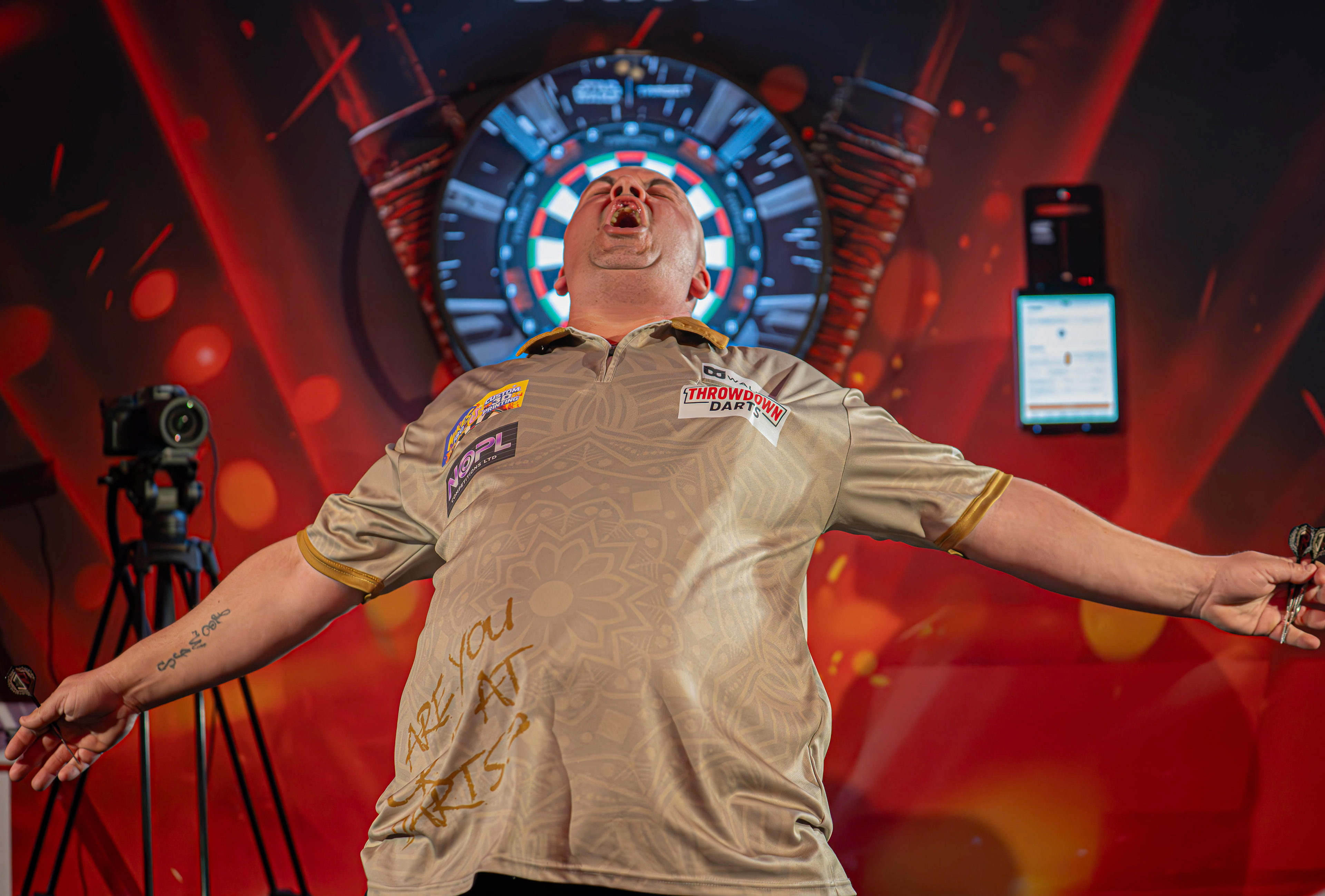 JRDarts celebrates with the crowd as he beats Damon Heta at the Copthorne Hotel, Brierley Hill. 27/03/26