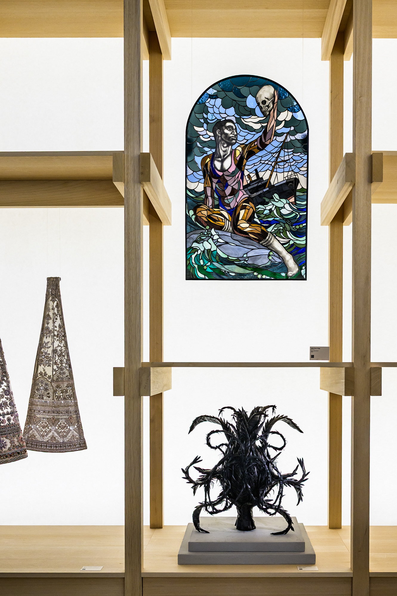„Serene.Siren.Mendi“ от Ати-Патра Руга – ръчно рисуван витраж; „Умселу“ от Андиле Дялване – глазирана керамика и нихромова тел.