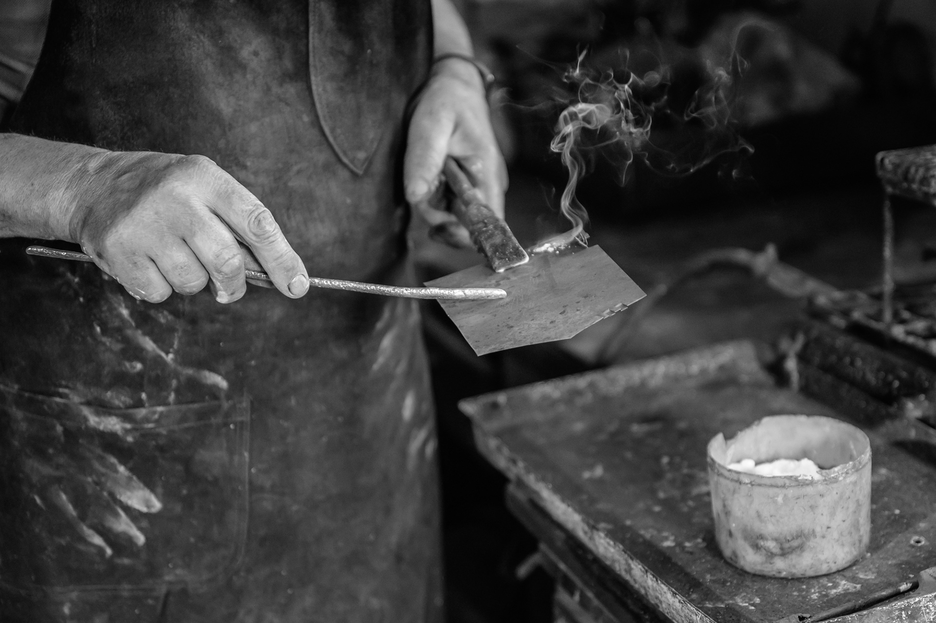 Applying tin (which is in the form of a rod) to a heated copper sheet. In a subsequent stage, it is spread evenly with the help of cotton.
