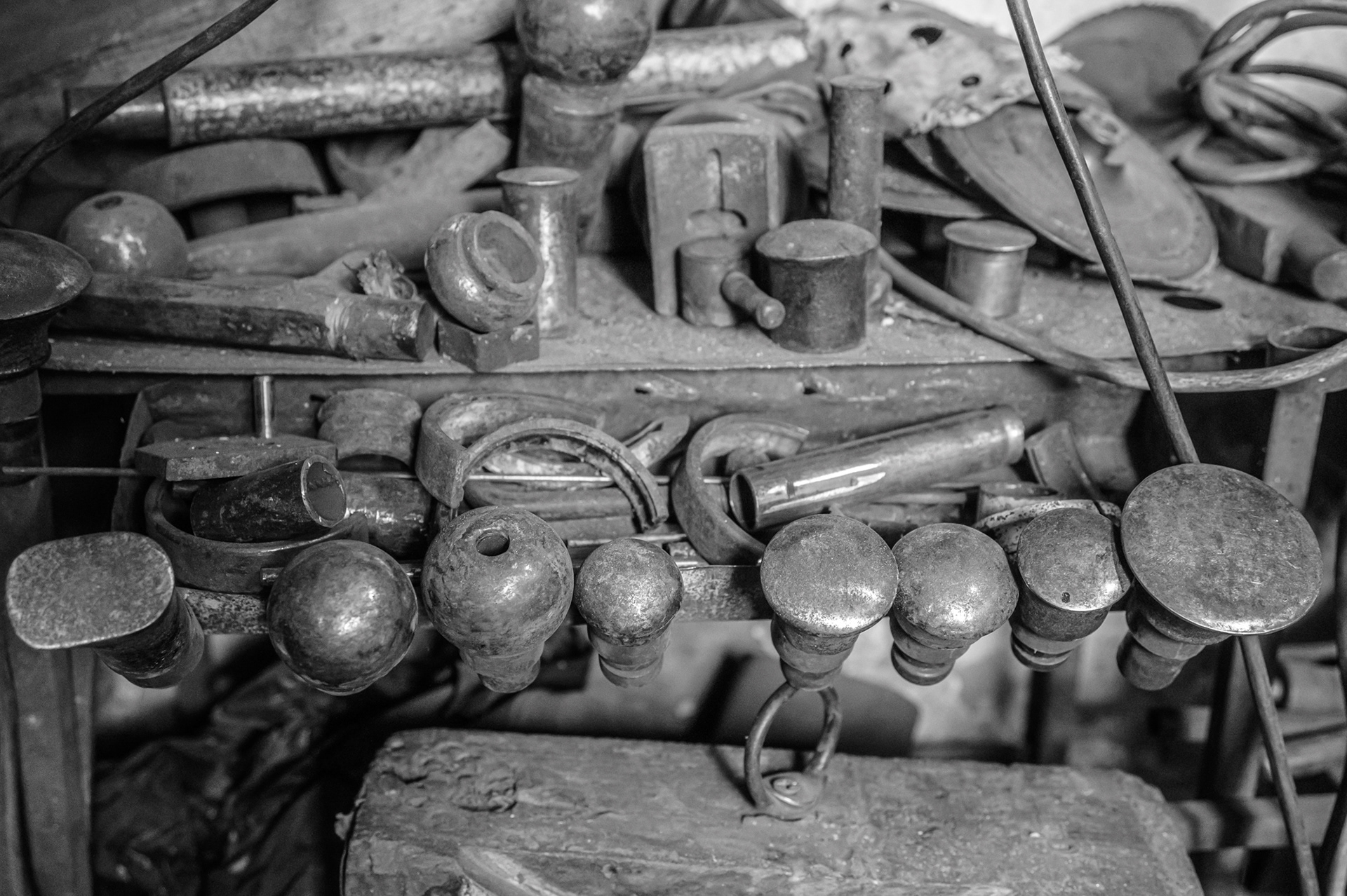 Tools for leveling the bottoms