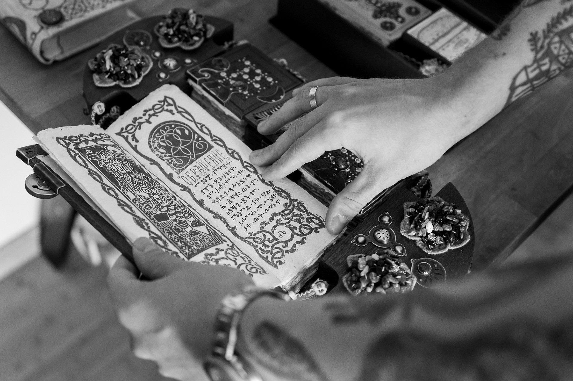 Произведение в процес на изработка от Стопан – артист и майстор-книговезец