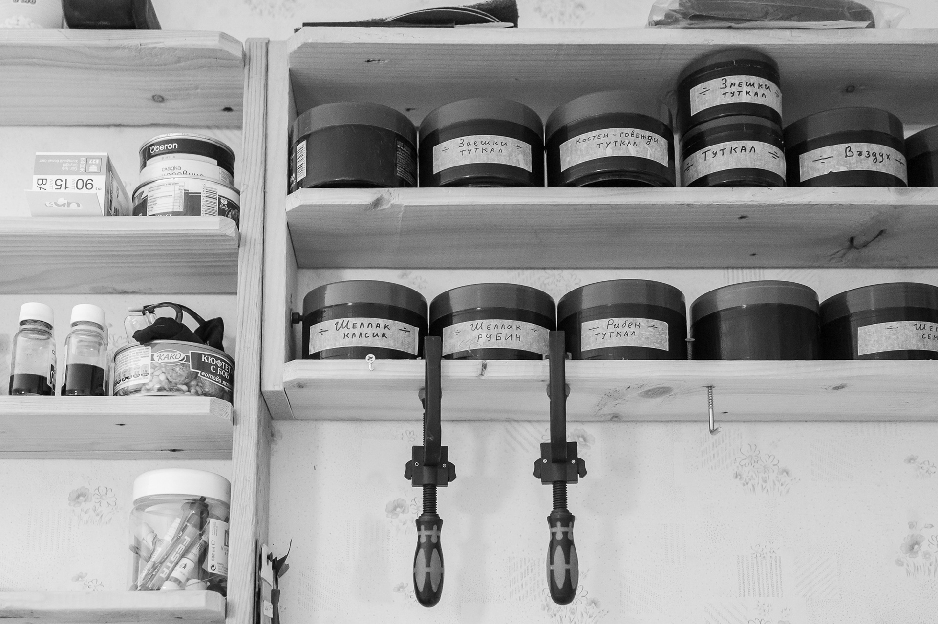 Only natural materials are used exclusively for gluing the parts in luthier making