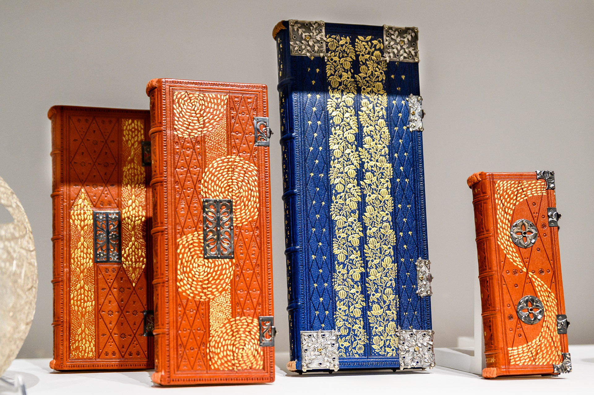 Книговезката колекция Стълпове на Стопа̀н беше сред избраните изделия в биеналето през 2022 г. / Фотография: © Росина Пенчева