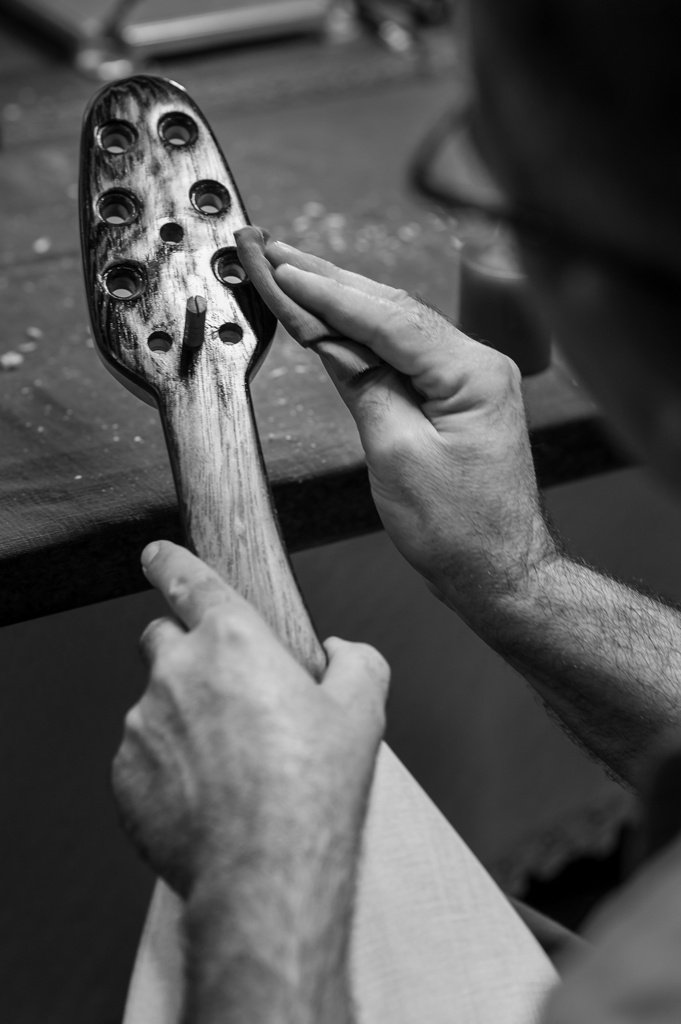 At the final stage of processing the wood, 50 to 60 layers of alcohol-soluble varnish are applied