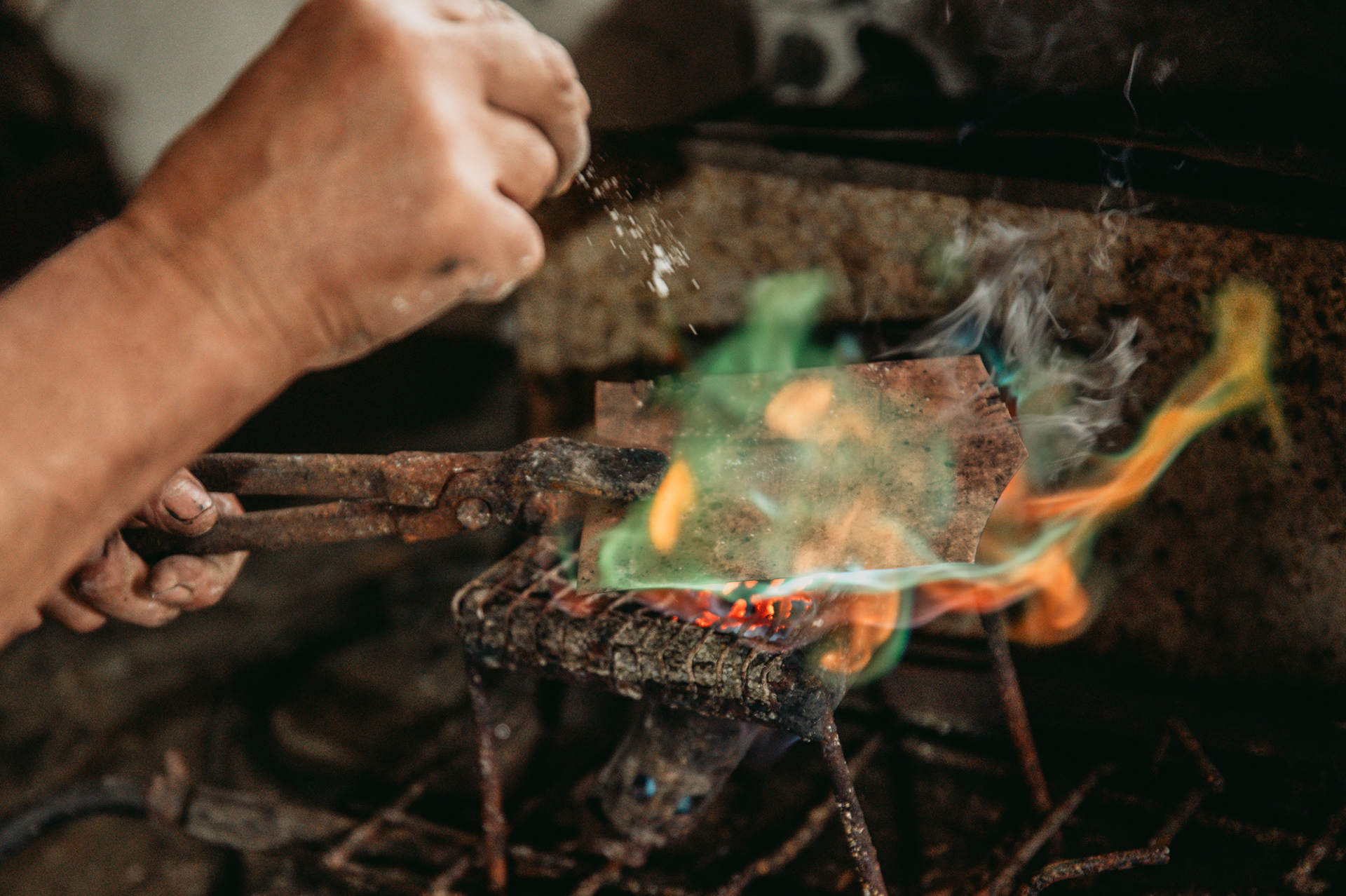 Chemical reaction – burning of copper oxide with a sprinkling of nitrite (ammonium chloride), stage of the tinning process