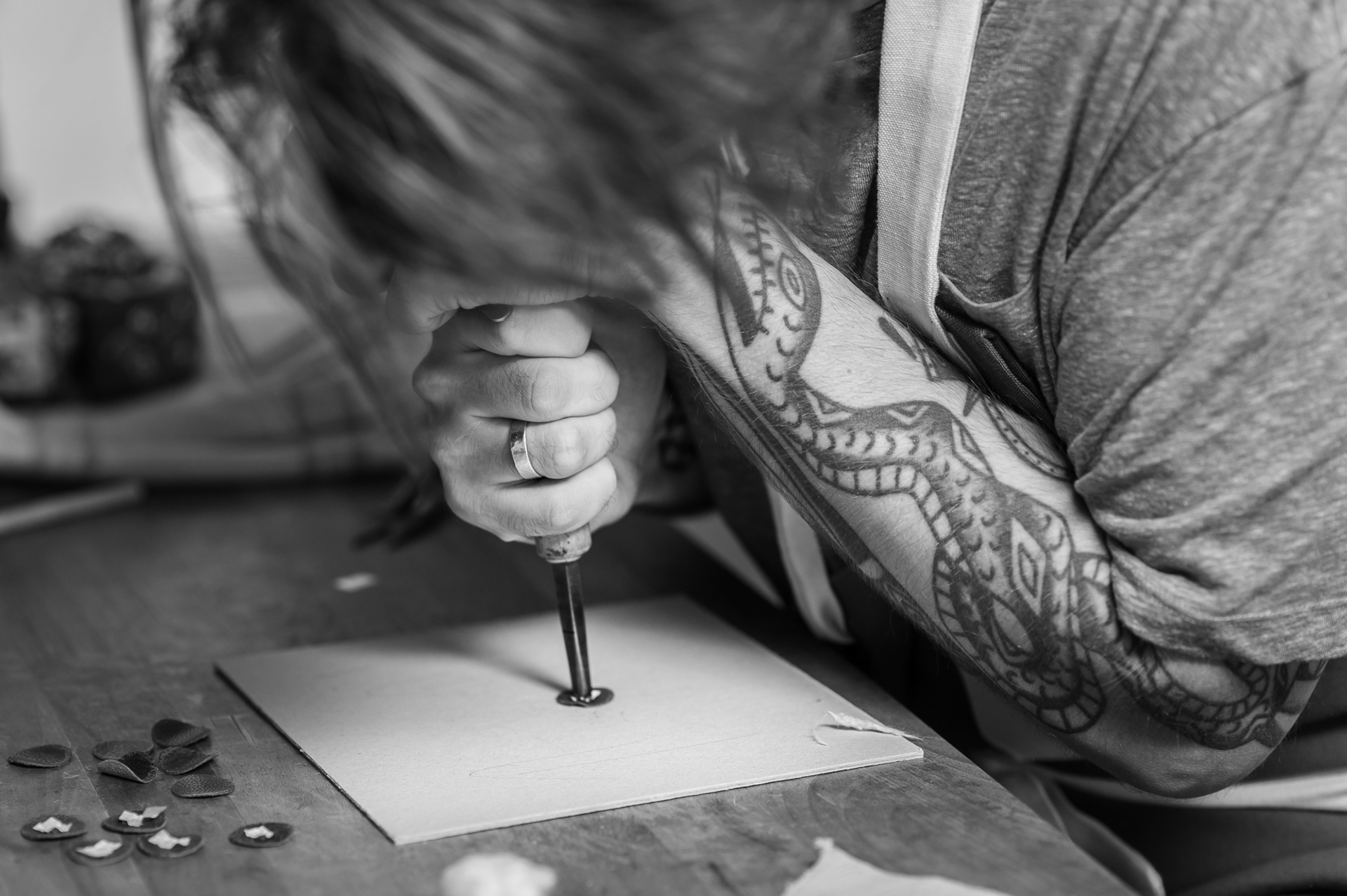 Gilding of leather elements