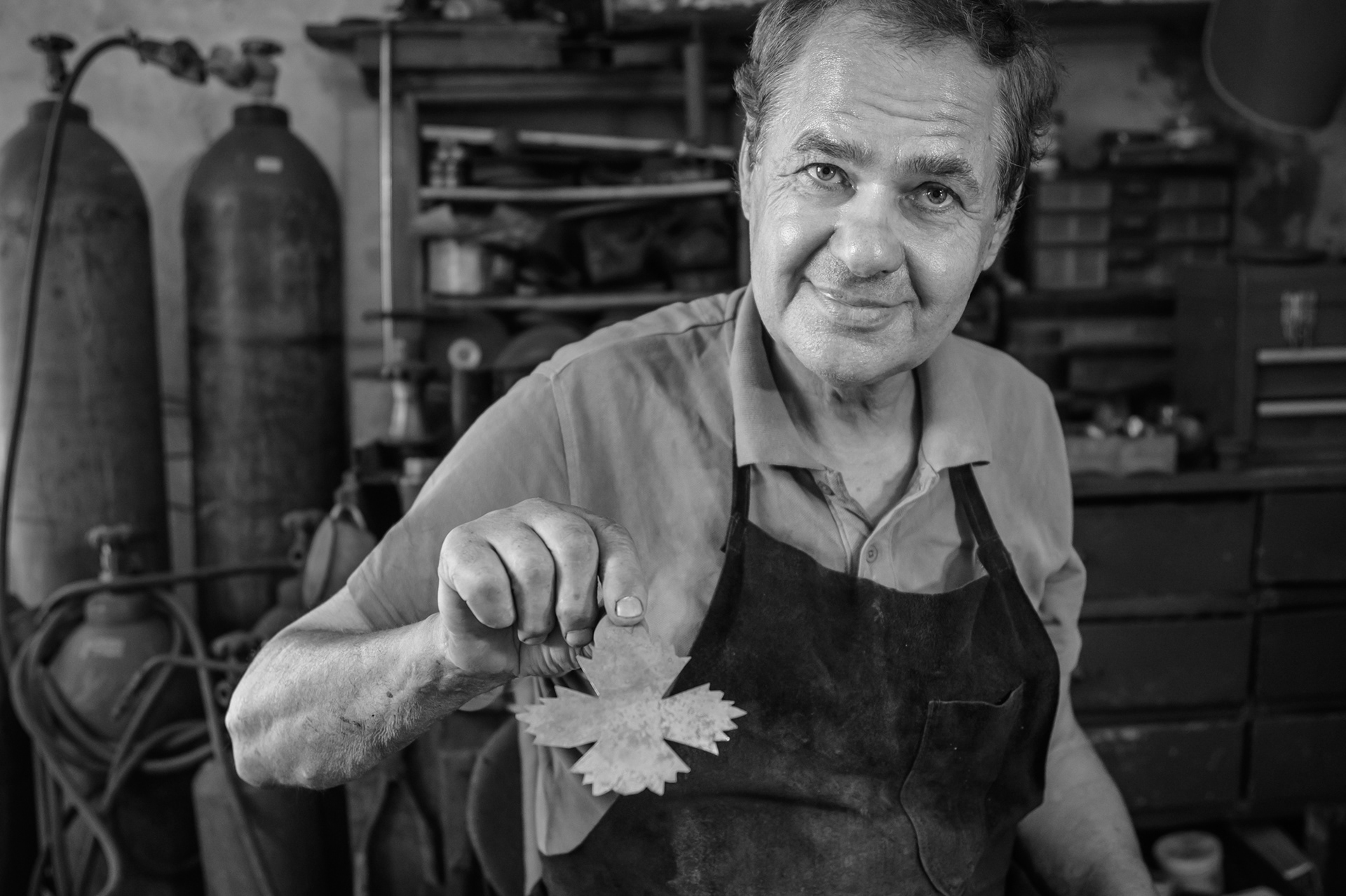 A vine leaf shape cut from a copper sheet for appliqué – the same model as the one that Paunov drew for the commission in the Etar Museum. The next stage is engraving.