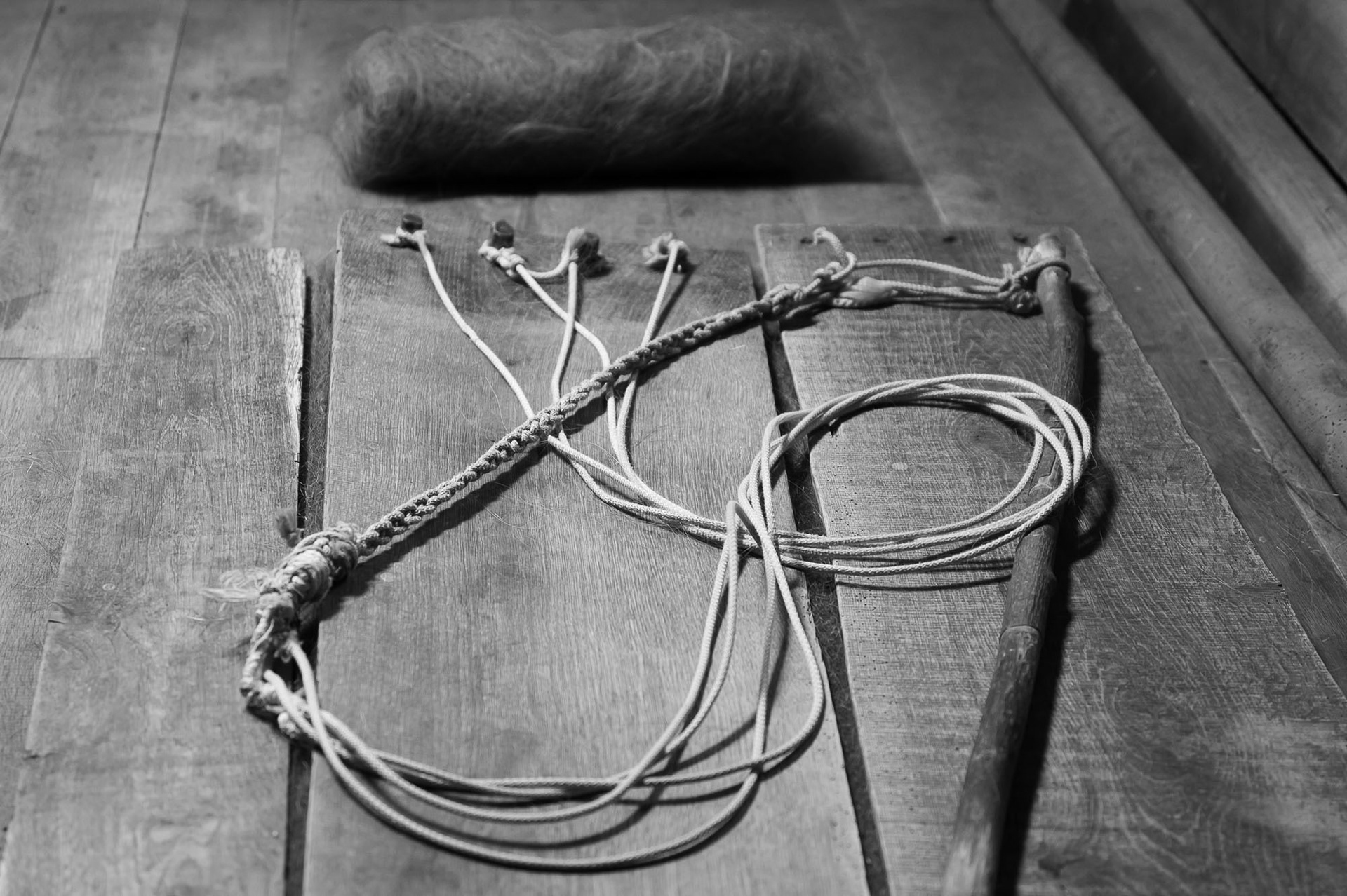 Device for whipping fur – a board with cotton ropes