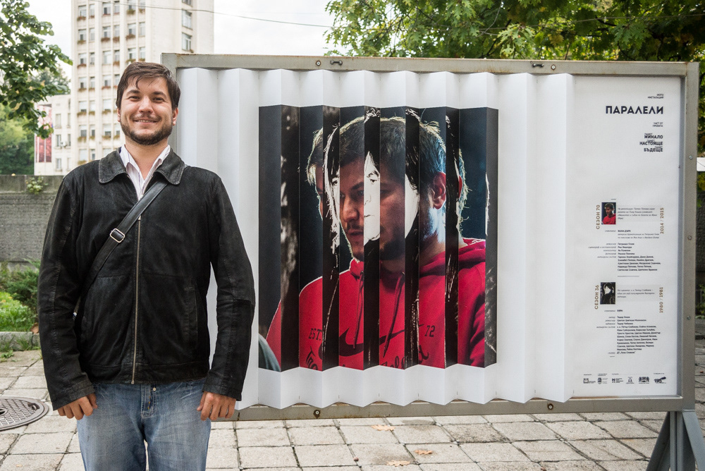 Actor Petko Petkov in front the board with his portrait parallel to the portrait of Petar Slabakov