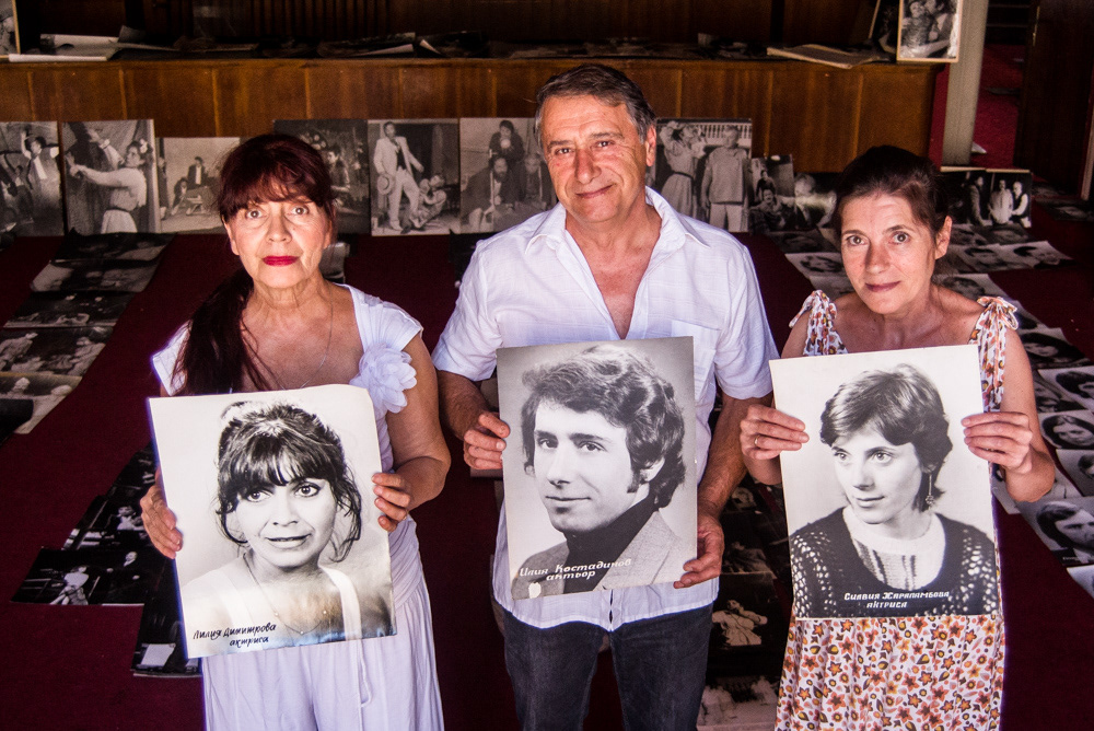 Actors Liliya Dimitrova, Iliya Kostadinov & Silvia Boeva holding their own portraits