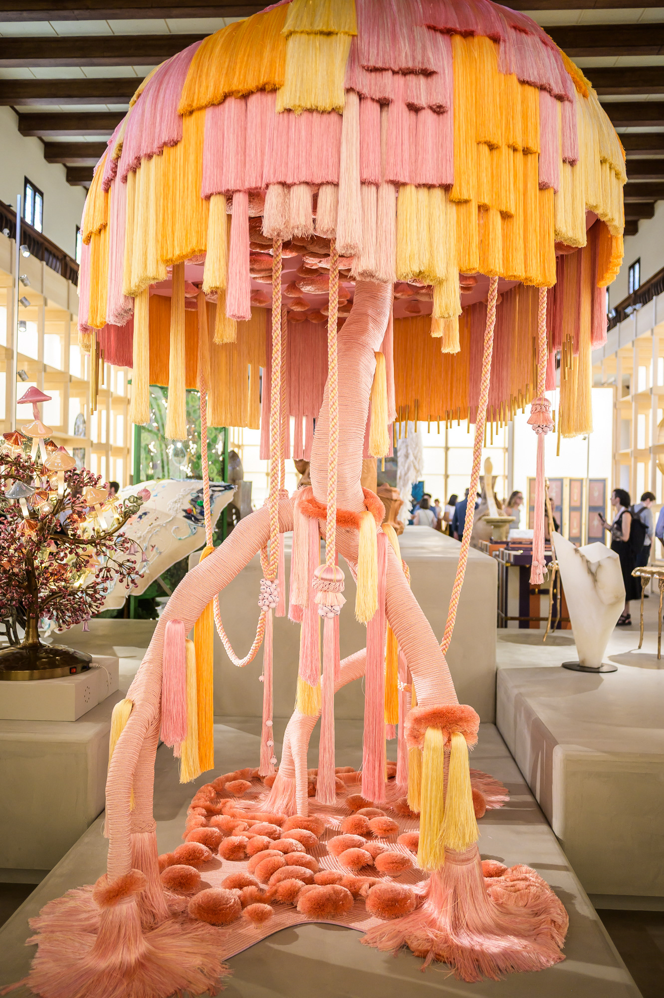 „Сред мангровите корени“ – инсталация на студио „Сара Ричарди“, създадена с текстилното майсторство на Antica Fabbrica Passamanerie Massia Vittorio 1843