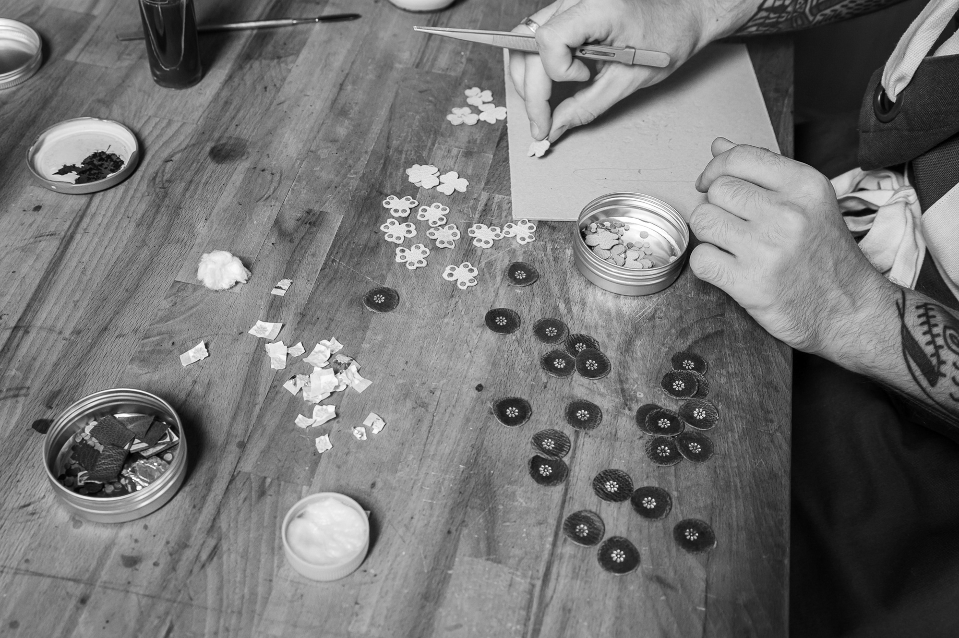 Working on the final little flower embellishments that will be attached to another set of leather accessories. All this will finally be fixed on the front covers of the work Stopan is currently working on (2023).