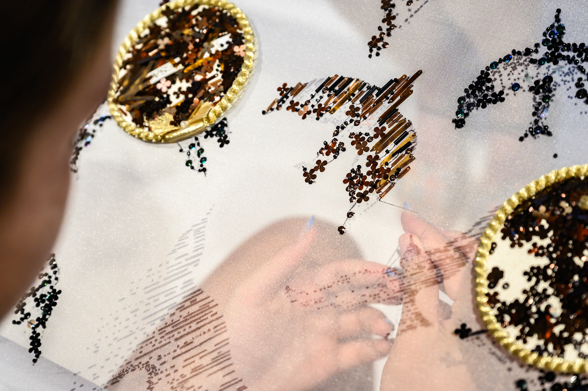 Освен изящните обекти, биеналето показва и майстори, които демонстриран изключителните си умения на живо, а публиката може да вземе участие за кратко / Фотография: © Росина Пенчева