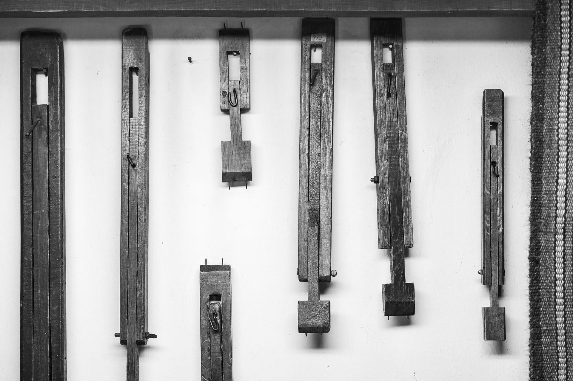 The width of the fabric is determined by the size of the tools used to stretch the cloth
