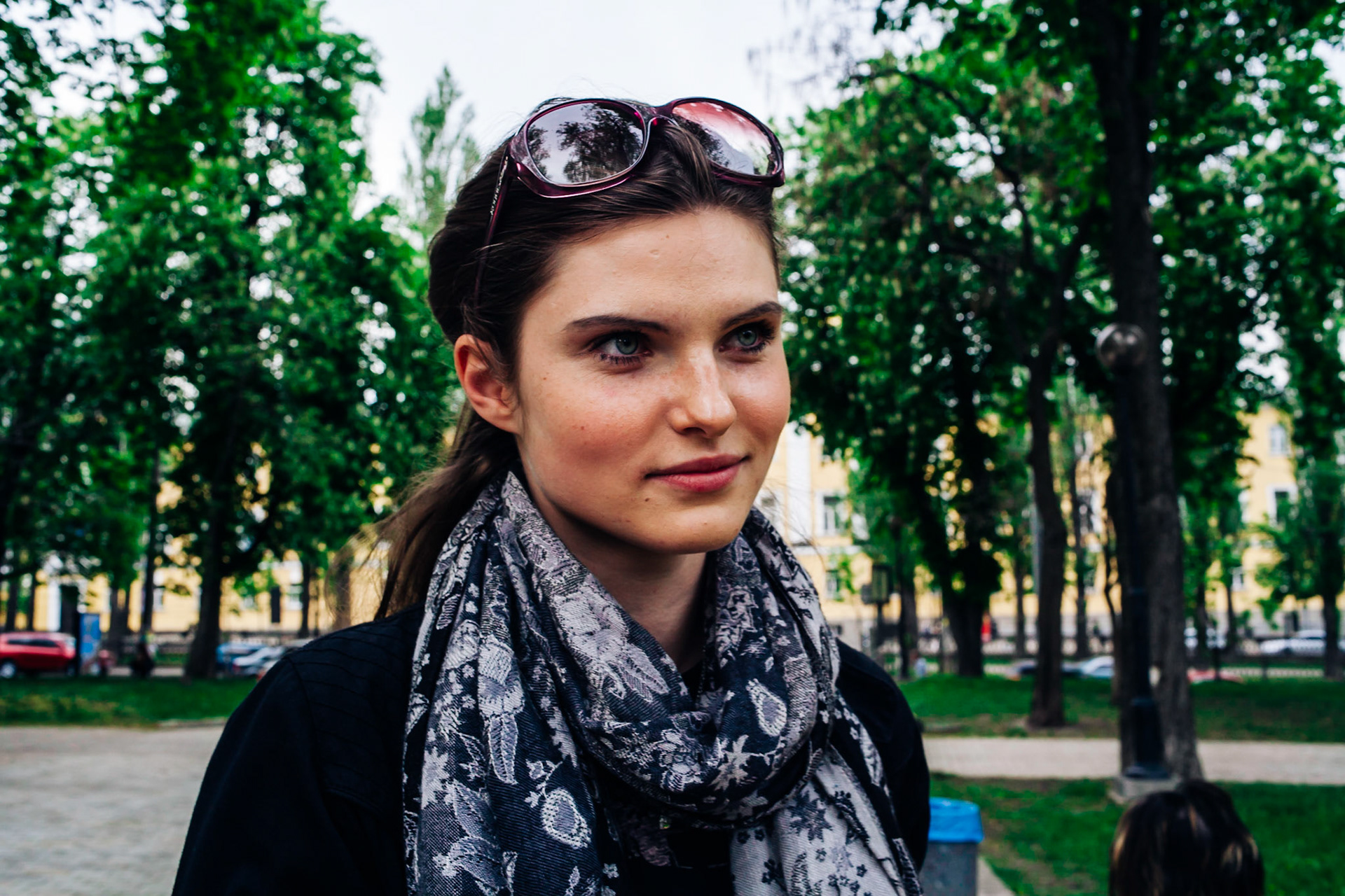 Frederic, the French scout, catches a girl he likes in the street. A journey through the eyes of Frederic Leonard, a head hunter for "new faces", who scouts fresh young Eastern girls who are to become fashion models. Kiev, Ukraine.