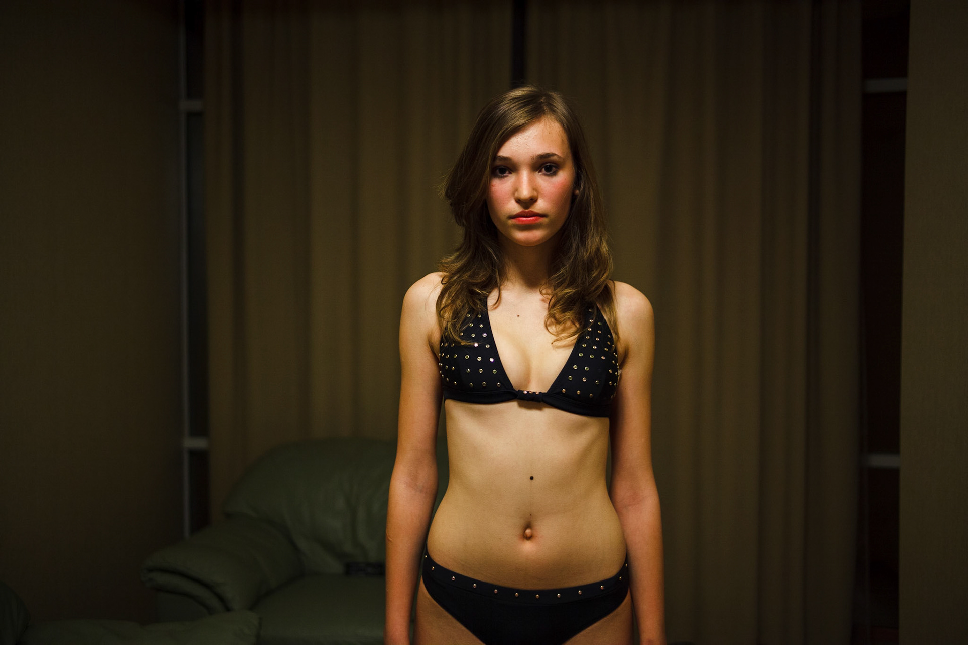 A journey through the eyes of Frederic Leonard, a head hunter for "new faces", who scouts fresh young Eastern girls who are to become fashion models.