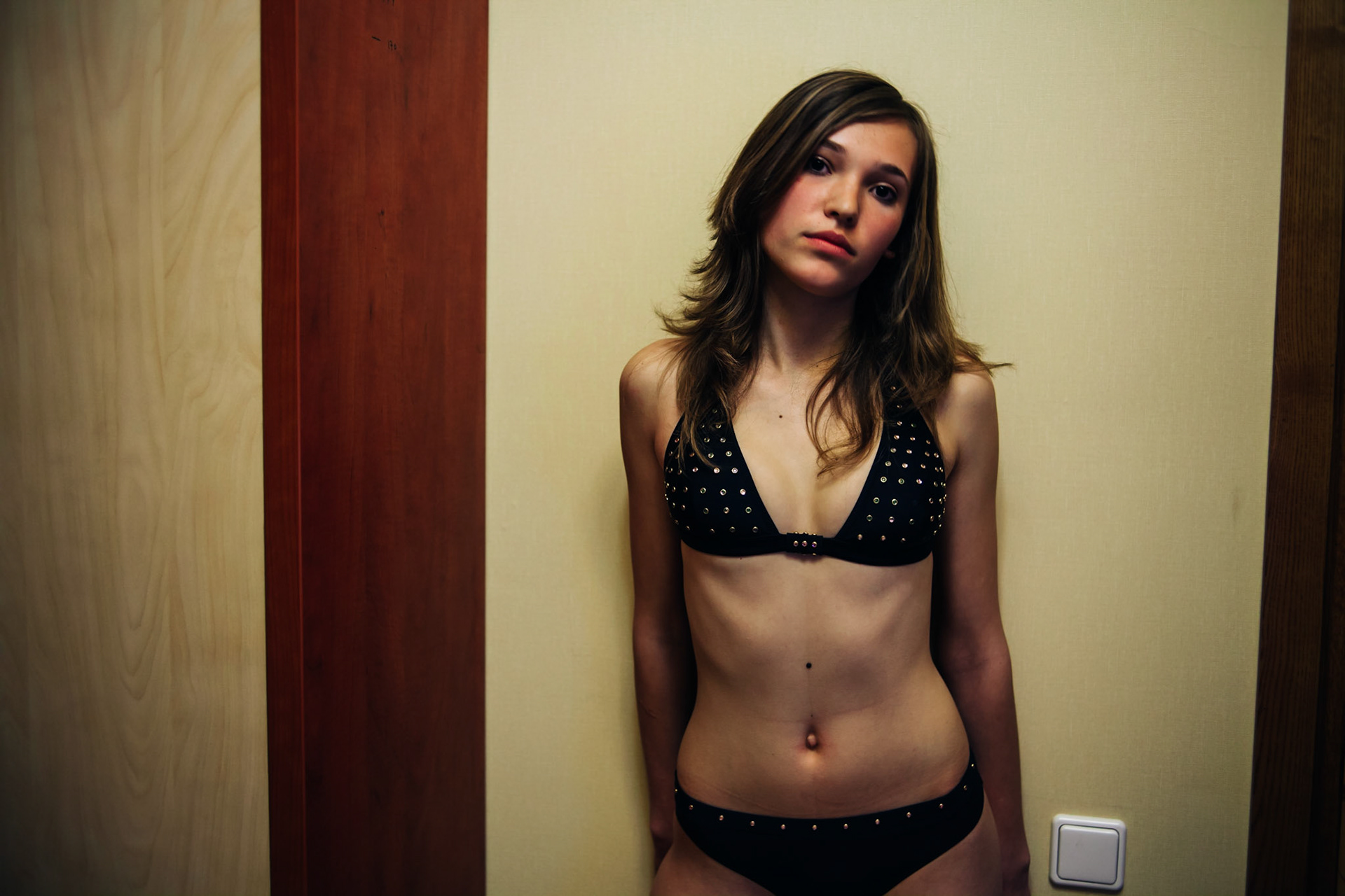 A journey through the eyes of Frederic Leonard, a head hunter for "new faces", who scouts fresh young Eastern girls who are to become fashion models.