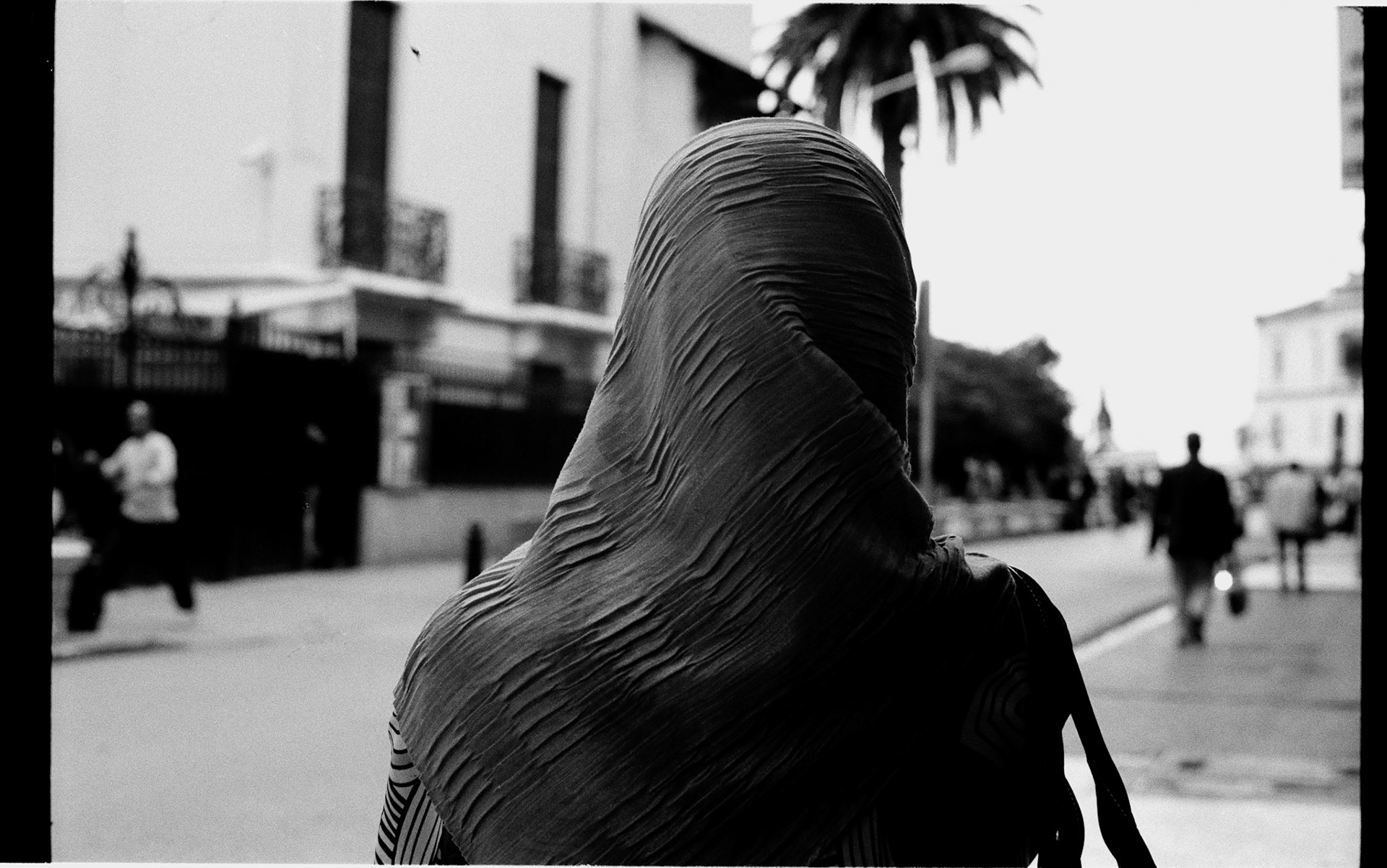 Une femme voilée de dos, à Constantine (Algérie), en face du CCF (Centre Culturel Français), octobre 2010. 