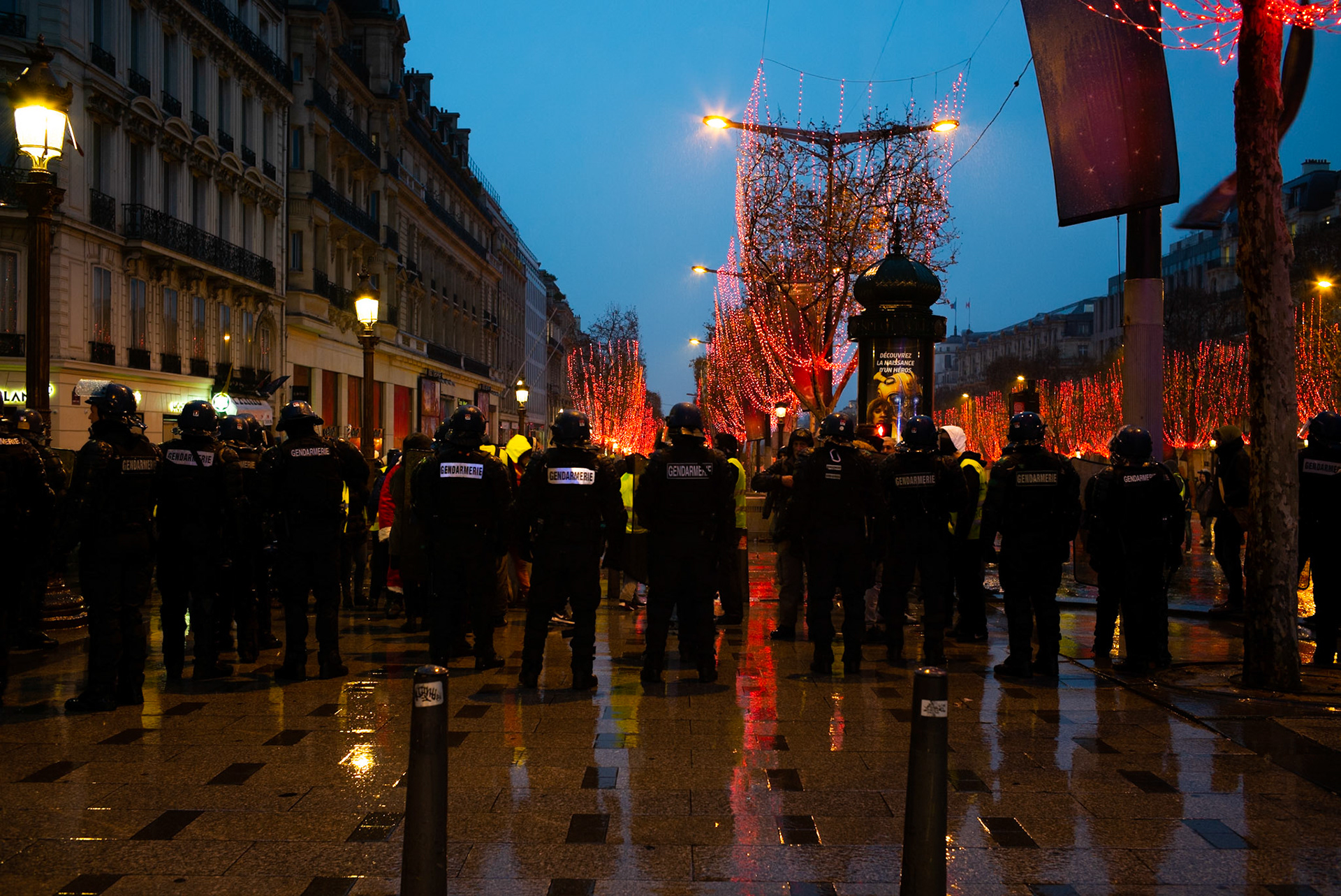 5th demonstration of the "gilets jaunes" in Paris place de l'Etoile in Paris, France.Pour cet "acte 5" des "gilets jaunes", samedi 15 décembre, 66 000 personnes se sont rassemblées partout en France. Un chiffre en baisse par rapport aux précédentes mobilisations nationales.