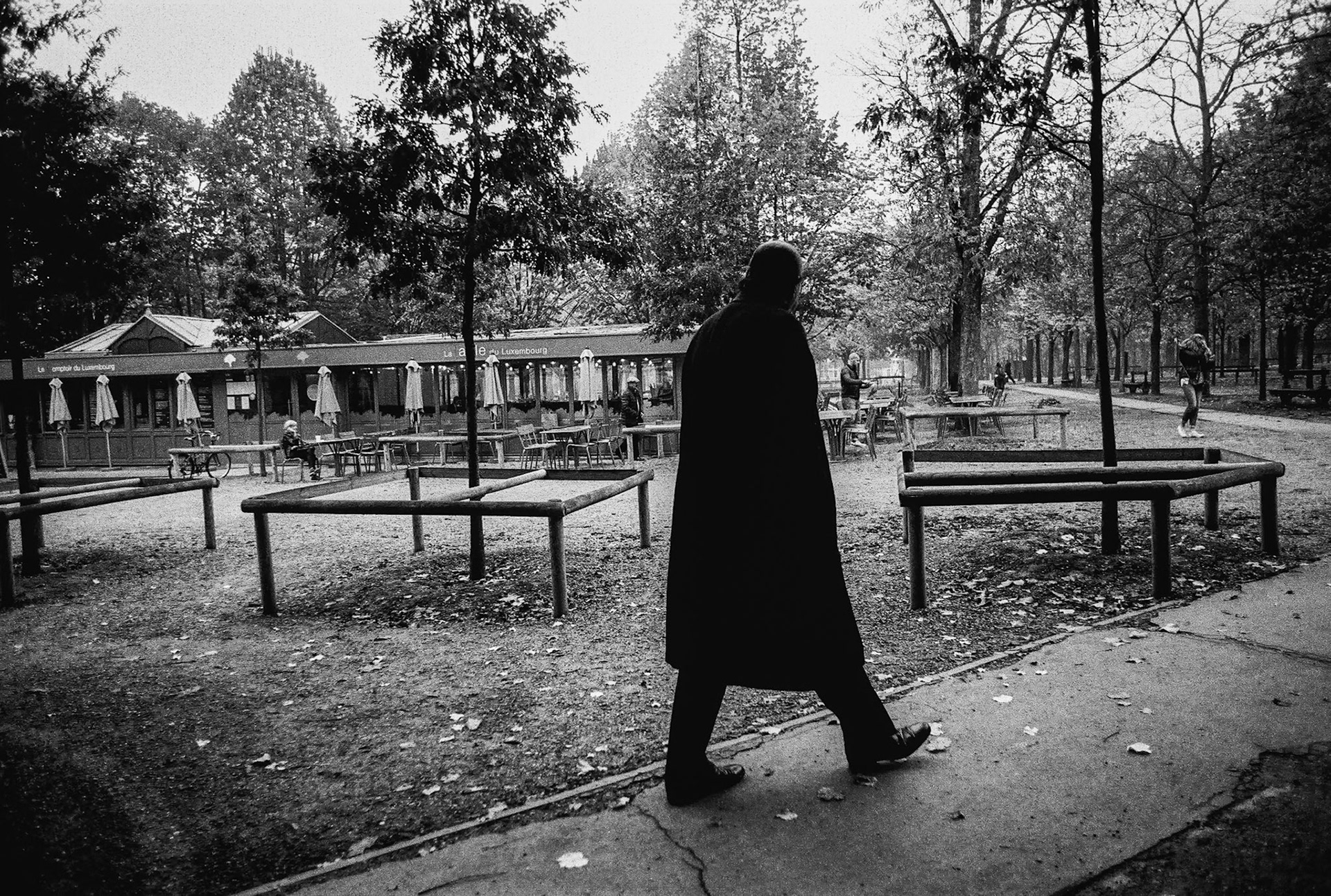 - Ombre noire : un homme de grande taille se promène et regarde les enfants en mâchant un chewing-gum. Paris, le 26 octobre 2017.