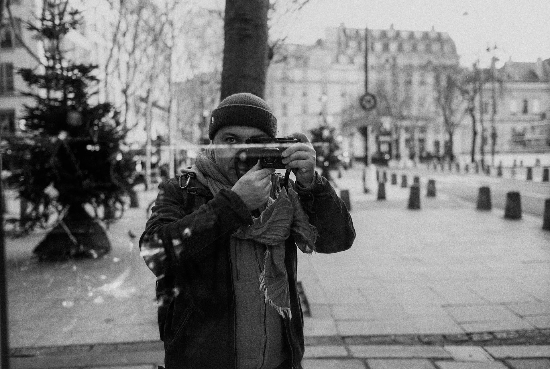 Un autoportrait au Leica M7, dans une vitrine, à Saint-Germain (Paris), le 24 décembre 2023. 