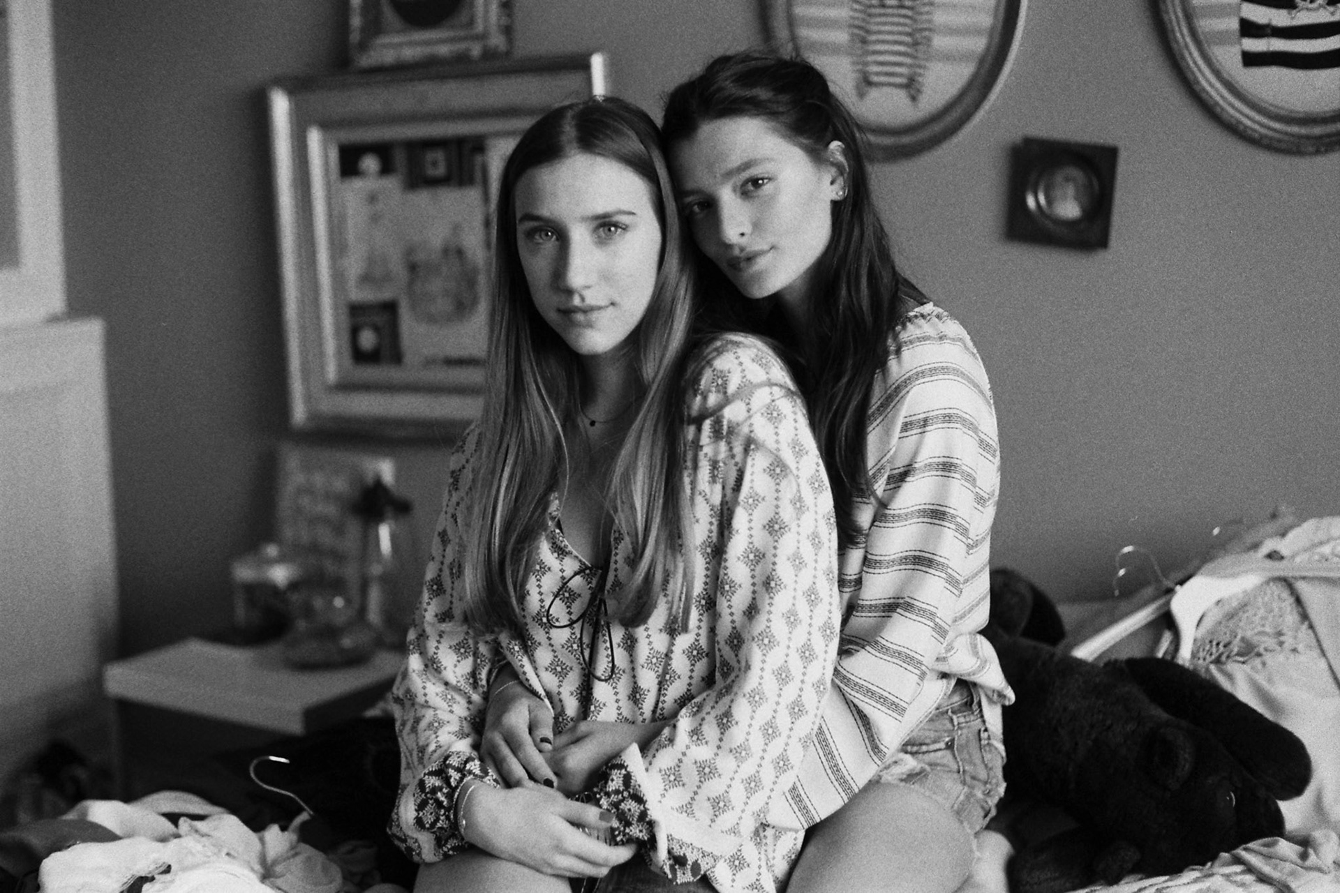 Les filles des " zouzes ", Estelle et Clémence, à Paris porte de Champerret, le 9 avril 2016. 