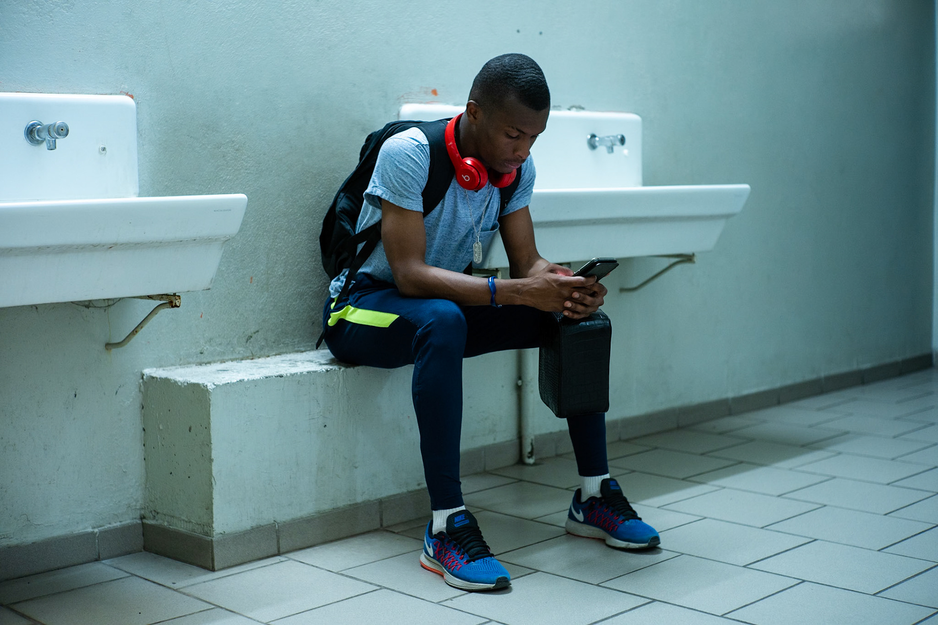 Les migrants du foot professionnel tentent de rebondir à Saint-Denis. Reportage pour Xavier Alonso de la Tribune de Genève sur l'association Kampos/Saint Denis.