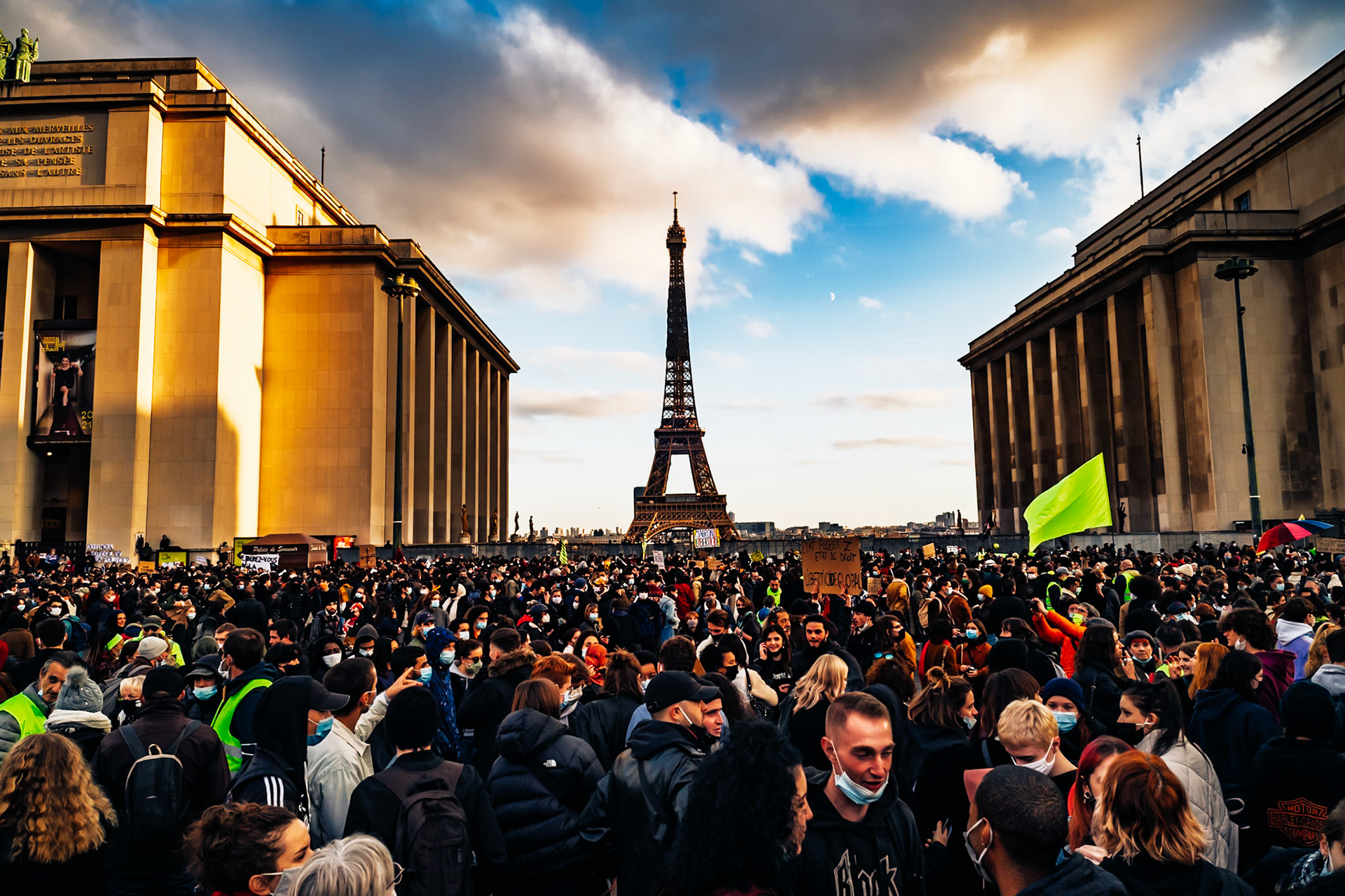 Plusieurs milliers de personnes rassemblées en France contre la proposition de loi « sécurité globale »L’article 24 du texte, adopté par l’Assemblée vendredi, concentre de très vives critiques, notamment de la part des journalistes, qui y voient de potentielles atteintes à la liberté d’informer.