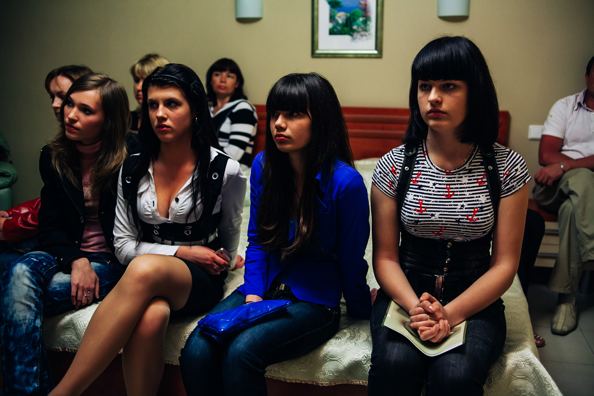 A journey through the eyes of Frederic Leonard, a head hunter for "new faces", who scouts fresh young Eastern girls who are to become fashion models.