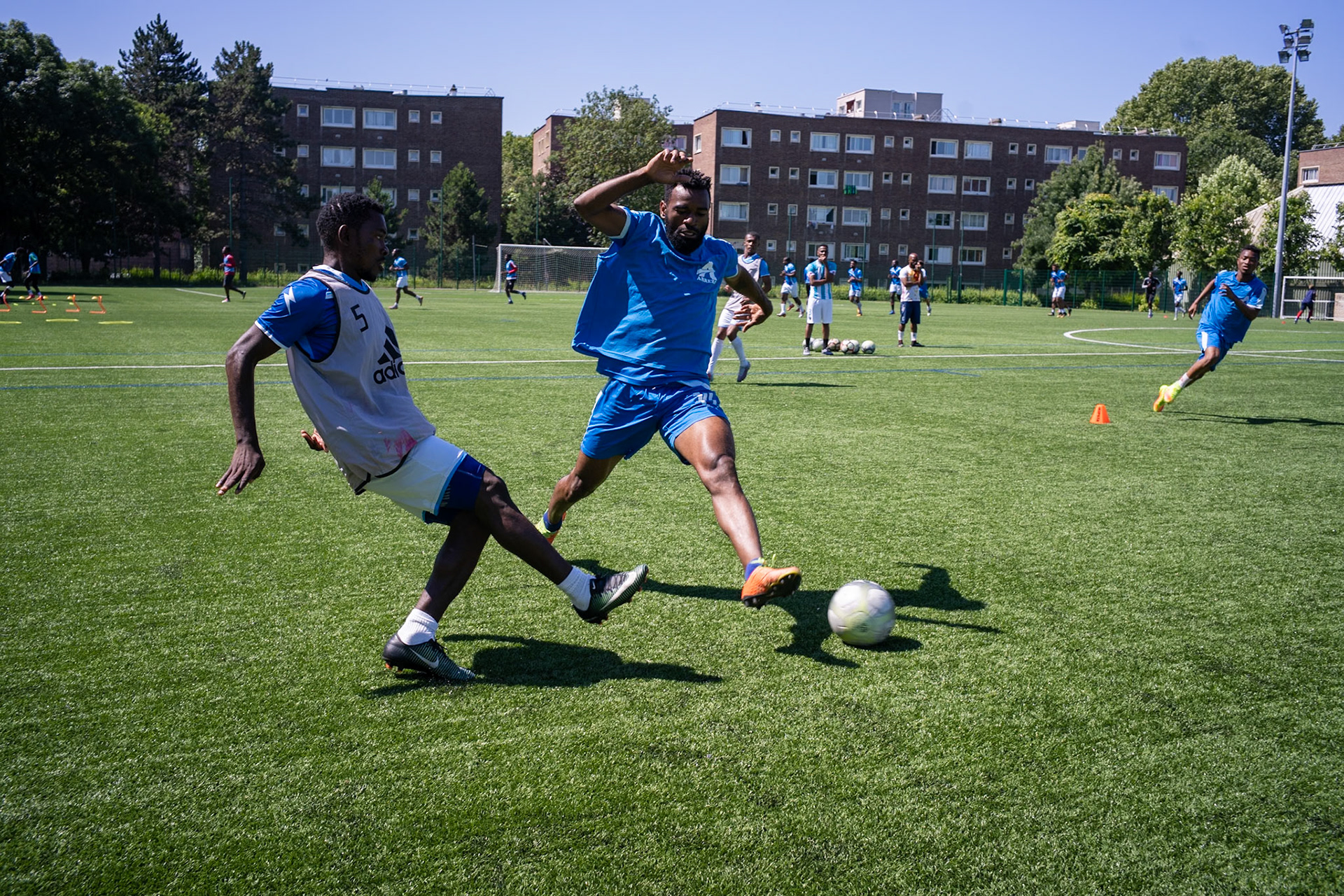 Les migrants du foot professionnel tentent de rebondir à Saint-Denis. Reportage pour Xavier Alonso de la Tribune de Genève sur l'association Kampos/Saint Denis.