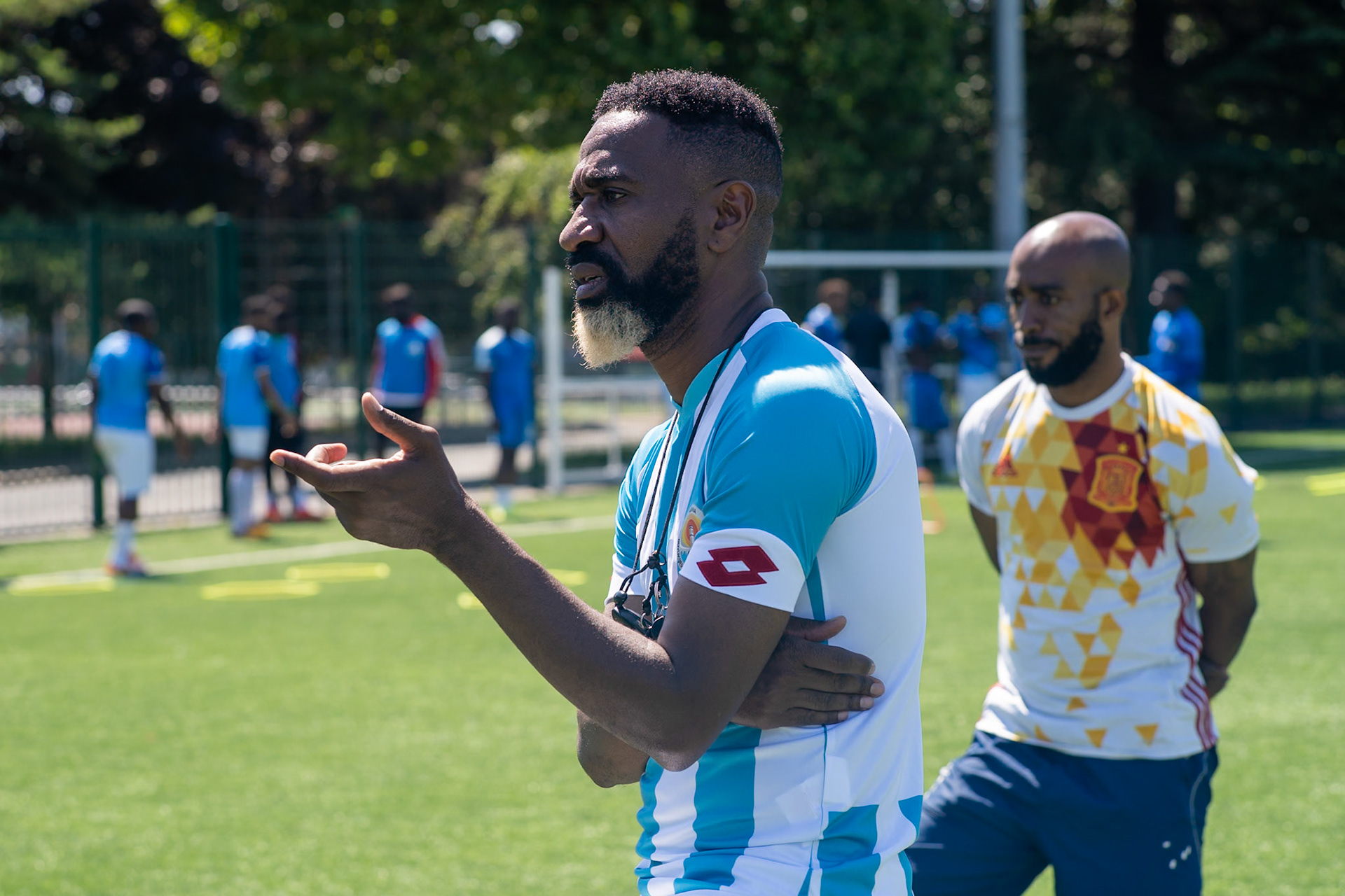 Les migrants du foot professionnel tentent de rebondir à Saint-Denis. Reportage pour Xavier Alonso de la Tribune de Genève sur l'association Kampos/Saint Denis.