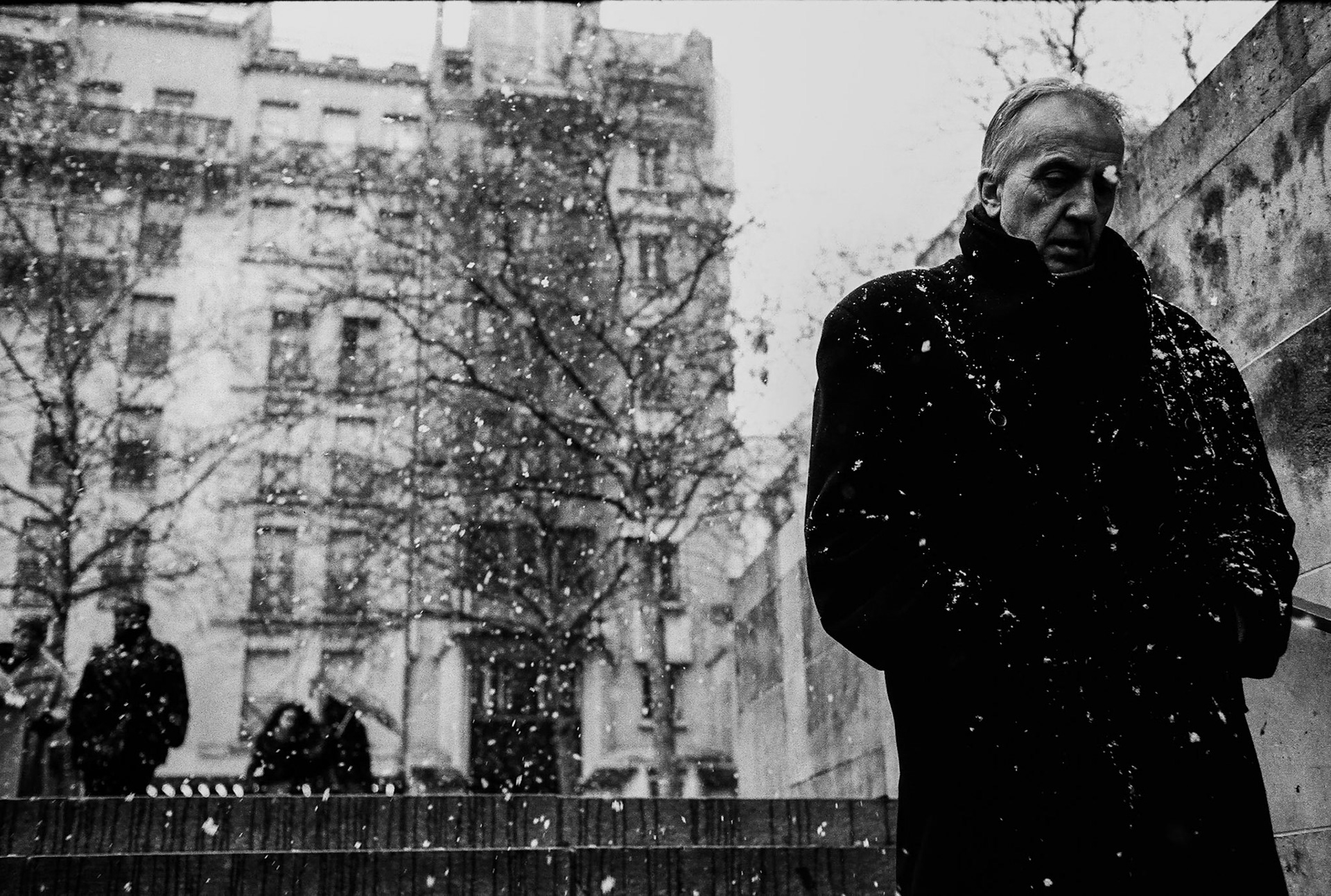 Il neige à Paris, un homme descend s'abriter dans le métro, en février 2018. 