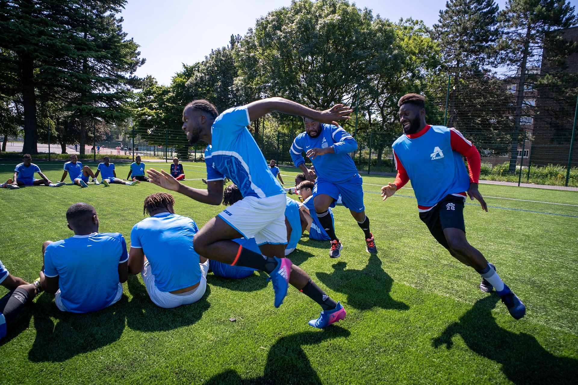 Les migrants du foot professionnel tentent de rebondir à Saint-Denis. Reportage pour Xavier Alonso de la Tribune de Genève sur l'association Kampos/Saint Denis.