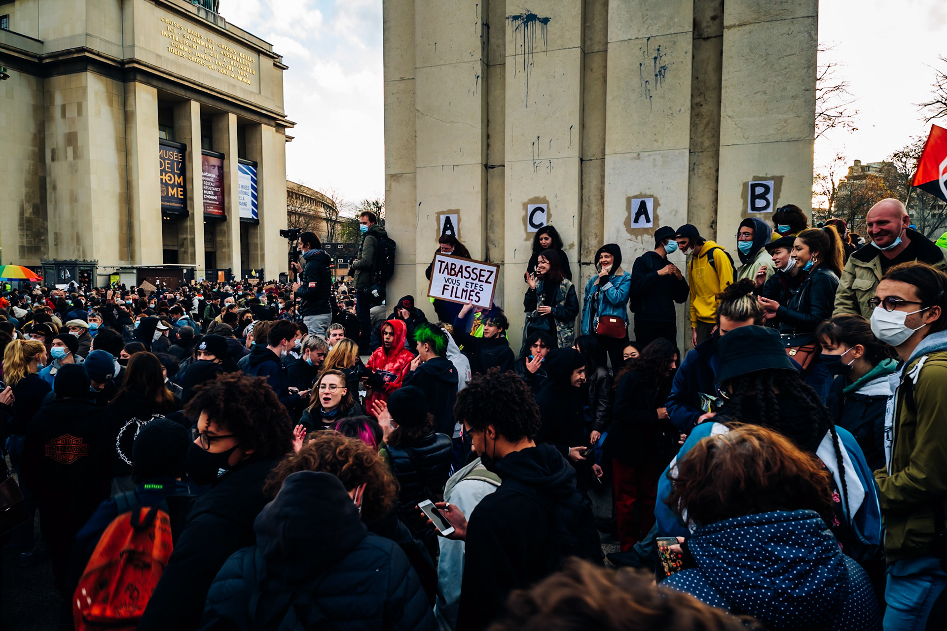 Plusieurs milliers de personnes rassemblées en France contre la proposition de loi « sécurité globale »L’article 24 du texte, adopté par l’Assemblée vendredi, concentre de très vives critiques, notamment de la part des journalistes, qui y voient de potentielles atteintes à la liberté d’informer.