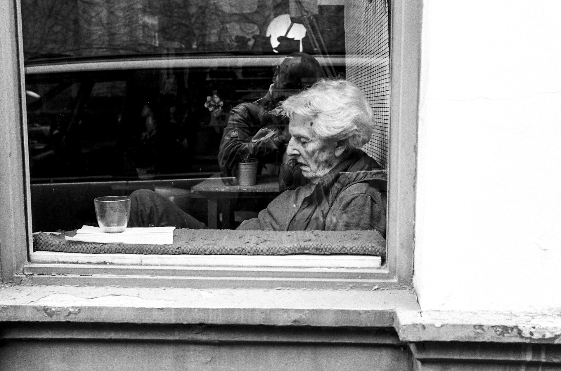 Une vieille dame s’endort derrière sa vitrine, Paris 14e, le Jeudi 25 avril 2019.