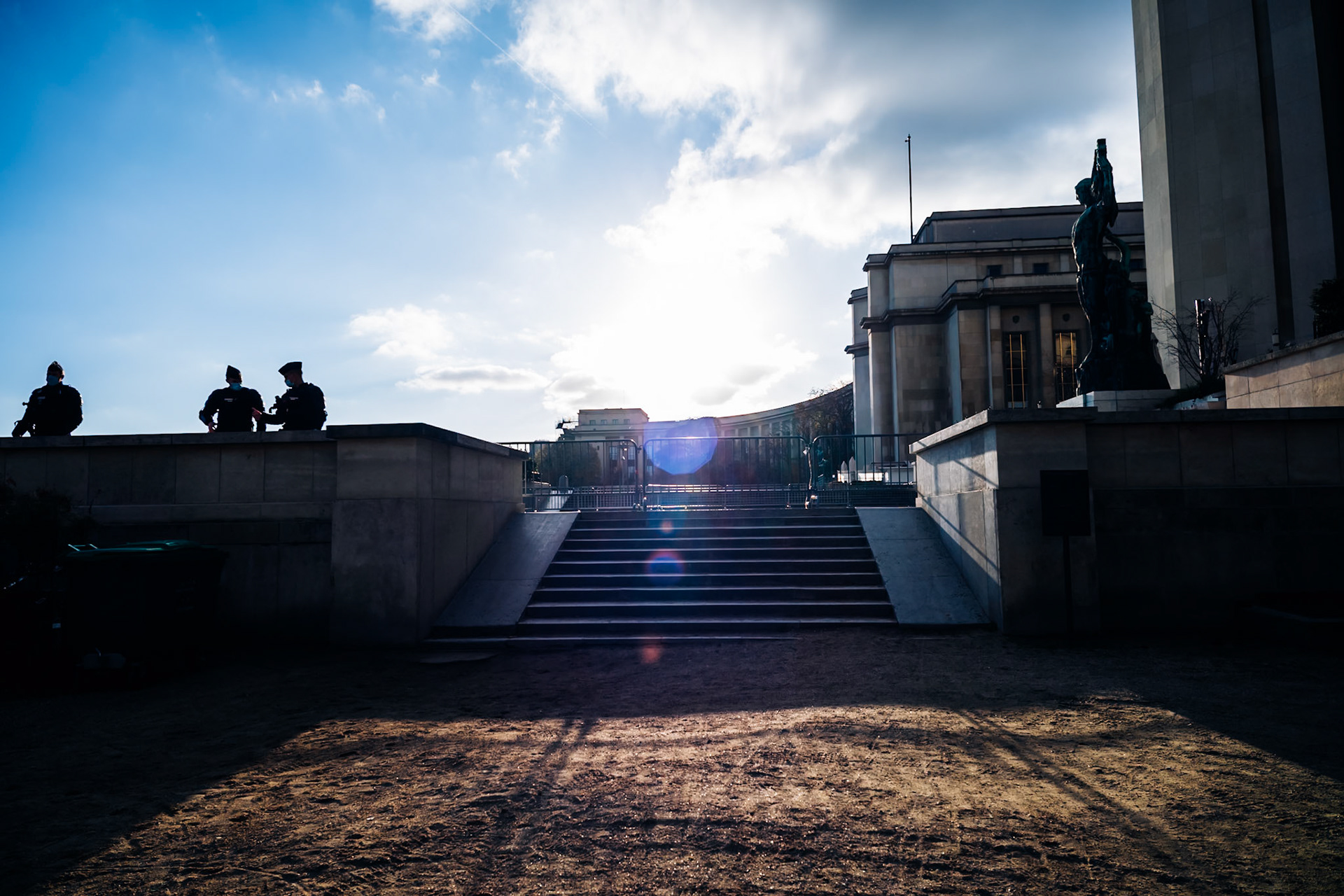Plusieurs milliers de personnes rassemblées en France contre la proposition de loi « sécurité globale »L’article 24 du texte, adopté par l’Assemblée vendredi, concentre de très vives critiques, notamment de la part des journalistes, qui y voient de potentielles atteintes à la liberté d’informer.