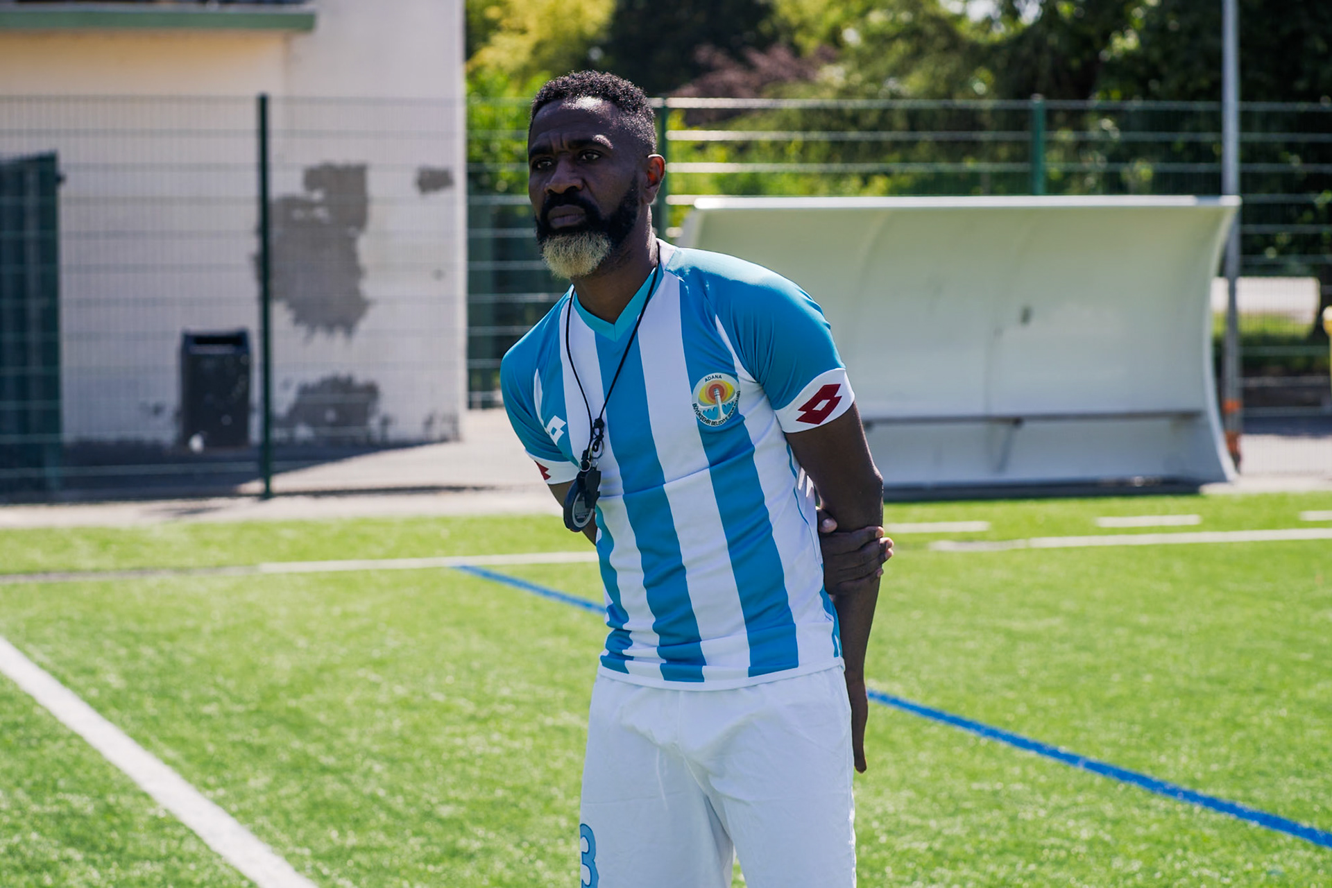 Les migrants du foot professionnel tentent de rebondir à Saint-Denis. Reportage pour Xavier Alonso de la Tribune de Genève sur l'association Kampos/Saint Denis.