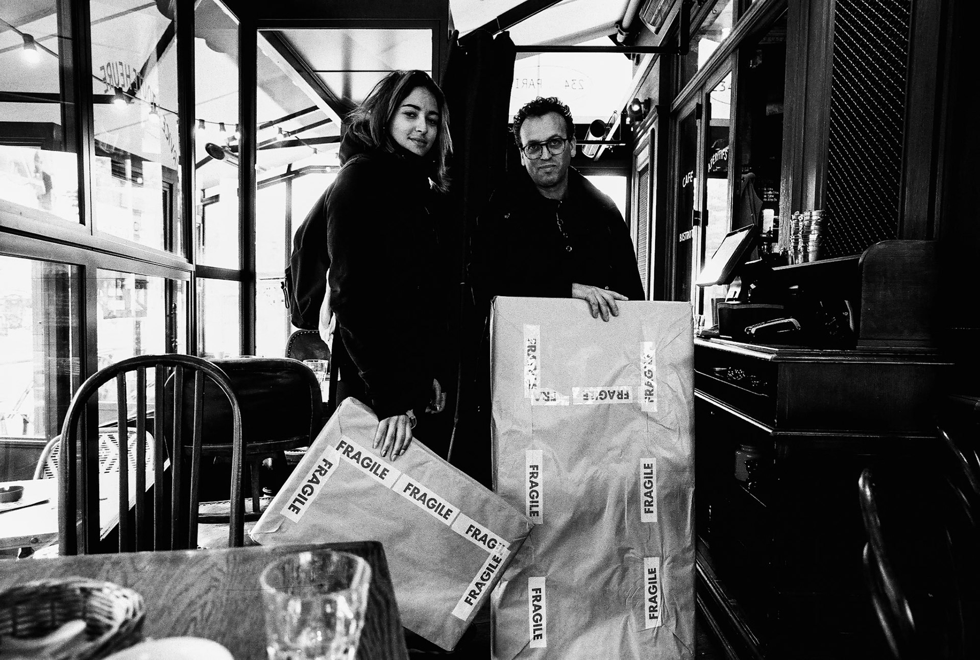 Paris se prépare à une forte manifestation des gilets jaunes pour la fête du travail le 1er mai. Au Lithographe (Paris 14e), je rencontre un père et sa fille qui vienne de région pour manifester, le 1er mai 2019.