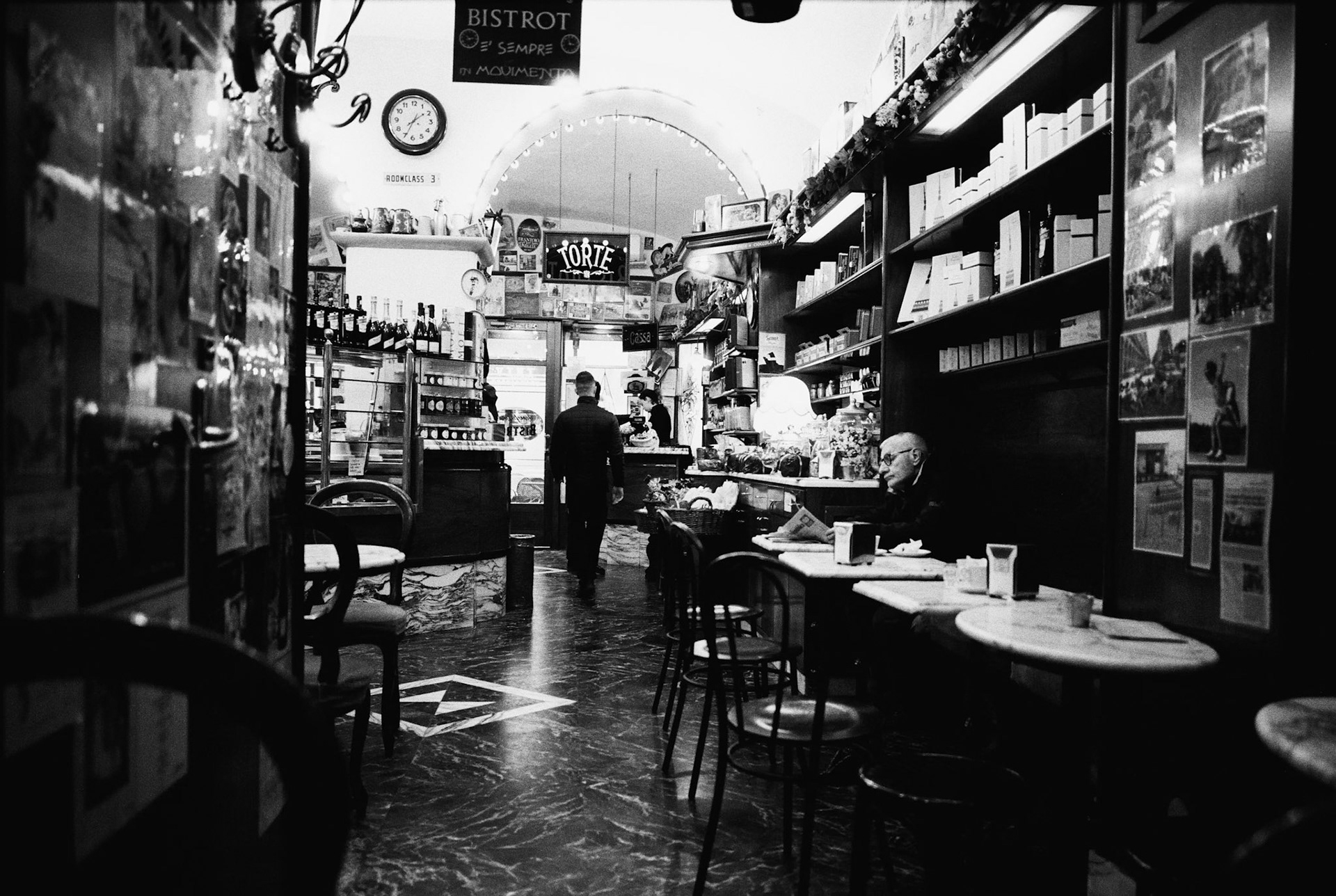 Seul dans un bistro au look français, à Turin,  en décembre 2023.