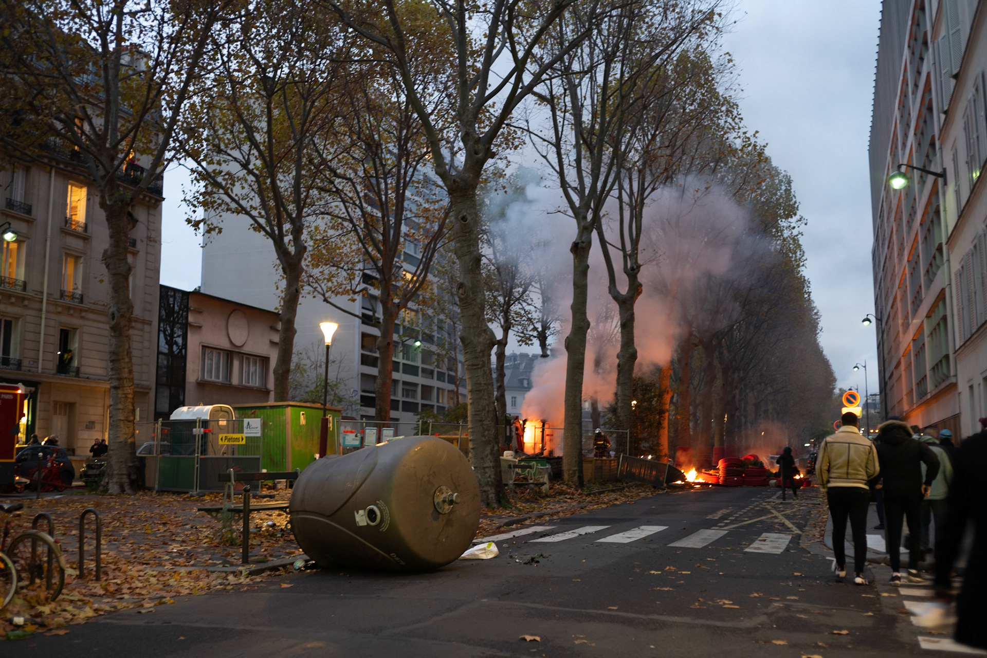 Pour le premier anniversaire des gilets jaunes, des idiots violents se promènent et font des dégats inutiles dans Paris.