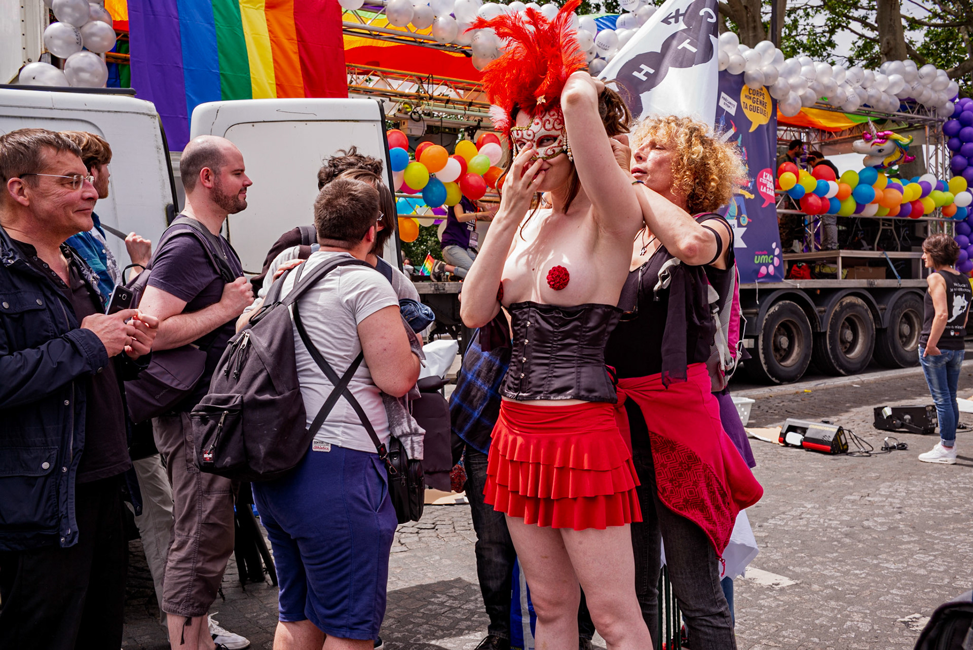 A Paris, pendant la Gay Pride, début juillet 2016, une fille (?) se déguise.