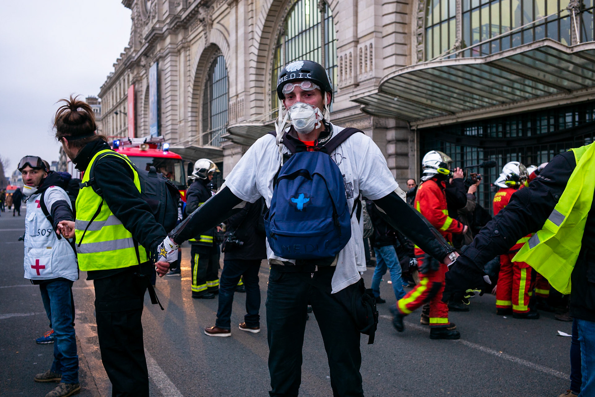 "MEDIC" : Un "infirmier" autoproclamé lors de la manifestation des gilets jaunes à Paris, devant le musée d'Orsay.