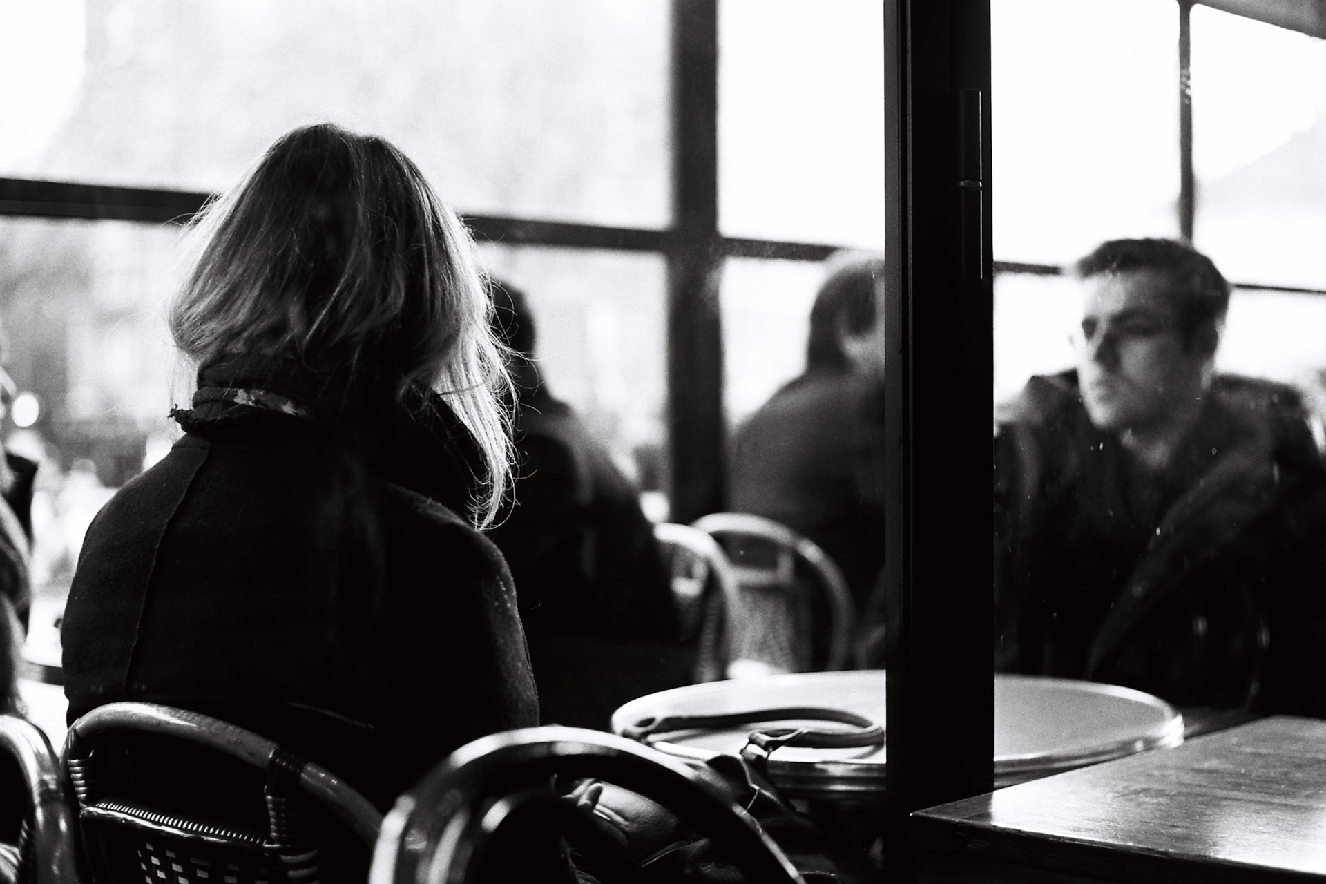 Une inconnue qui semble désespérément attendre quelqu’un, aux Foudres, Paris 20e, au printemps 2013. Ce qui m’avait touché dans cette scène, c’était la puissance de l’attente. Ses gestes et sa posture faisaient que, même de dos, on pouvait sentir son impatience.