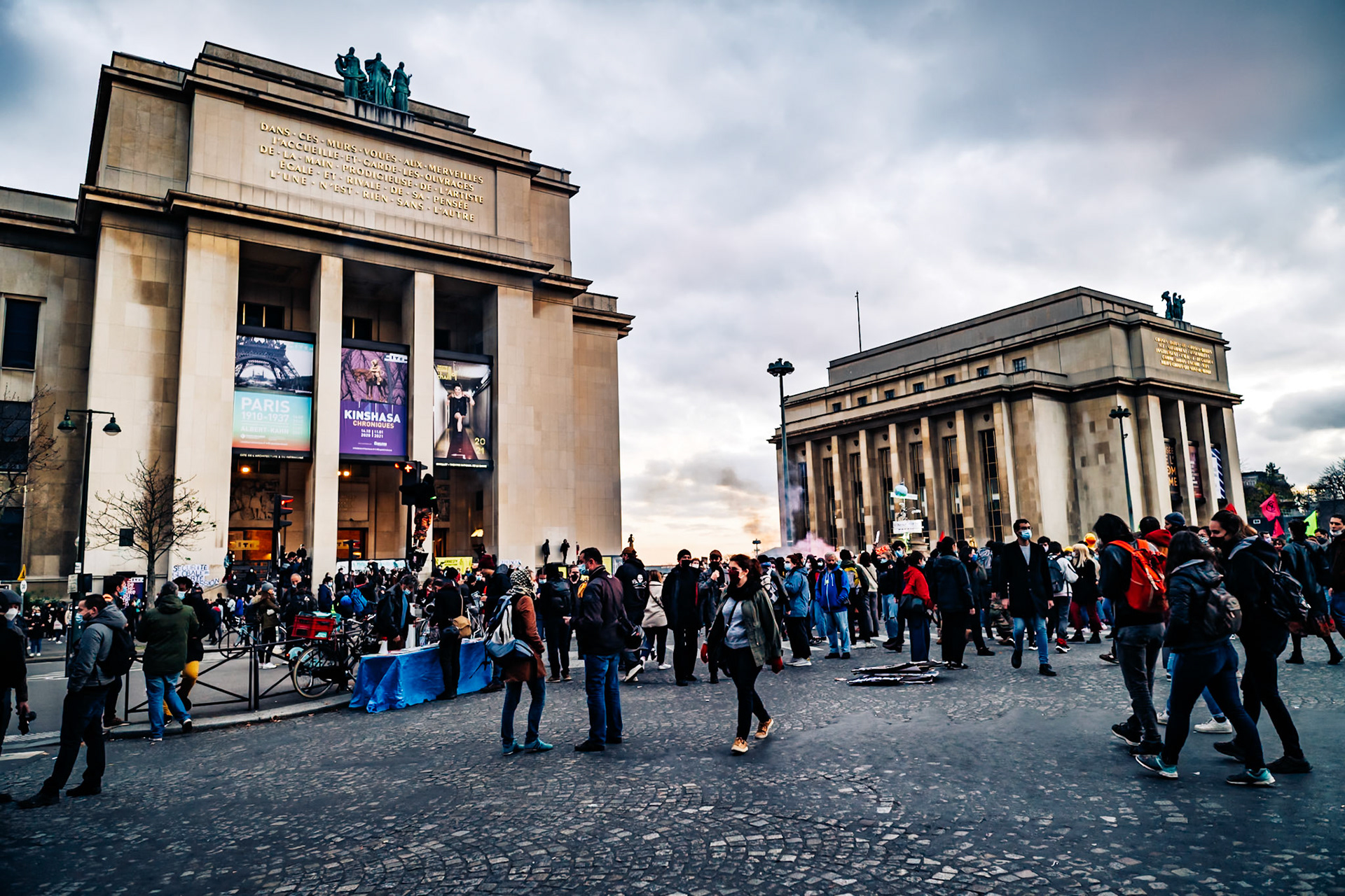 Plusieurs milliers de personnes rassemblées en France contre la proposition de loi « sécurité globale »L’article 24 du texte, adopté par l’Assemblée vendredi, concentre de très vives critiques, notamment de la part des journalistes, qui y voient de potentielles atteintes à la liberté d’informer.