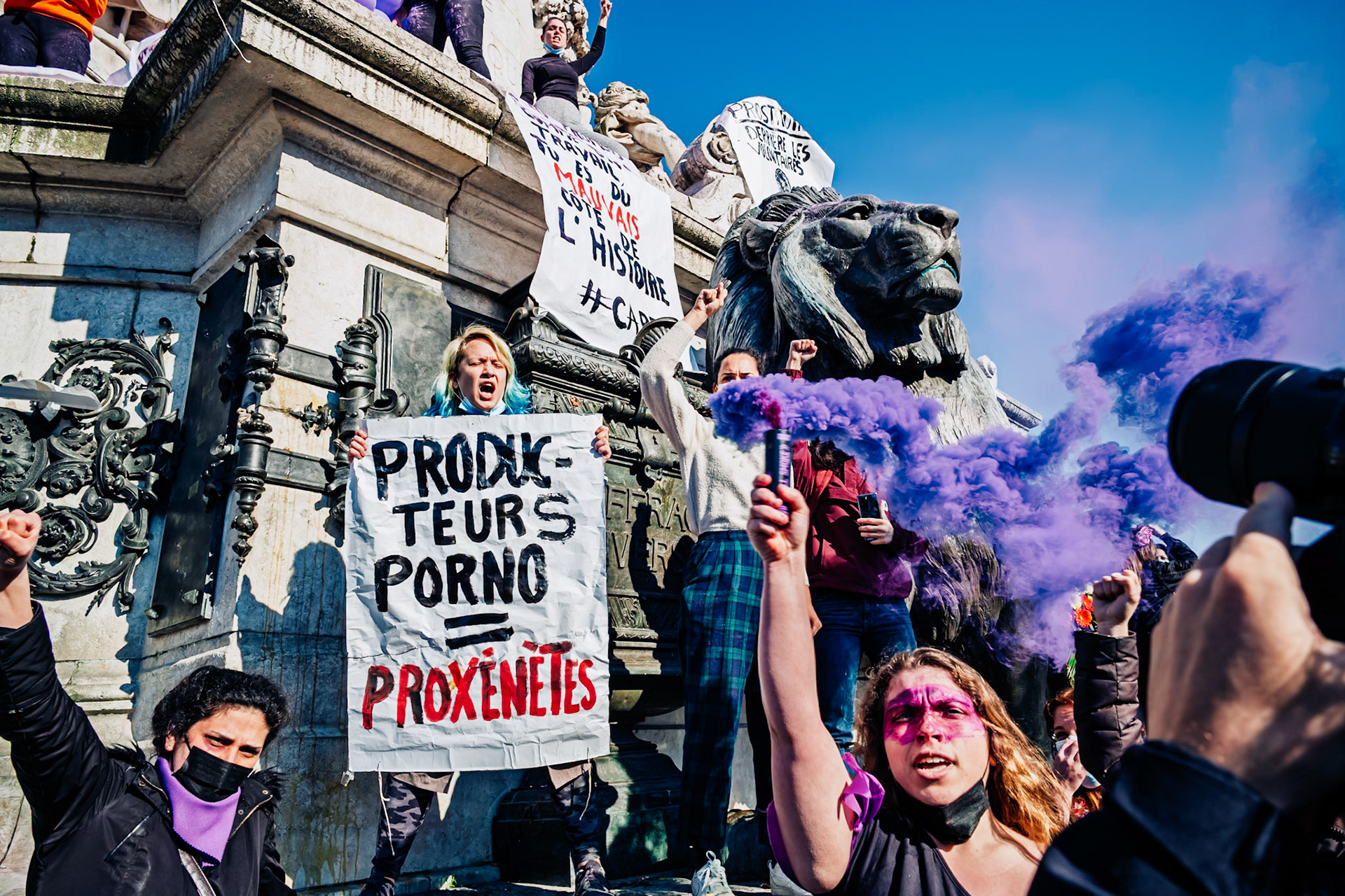Manifestation pour le droit des femmes, Paris, place de la République. Une pancarte dit : "Producteurs porno = proxénètes".